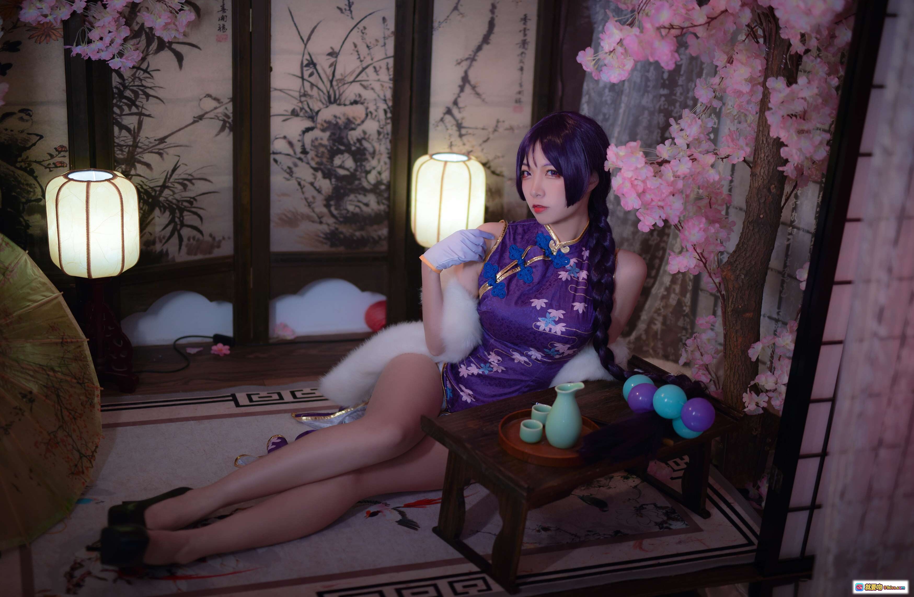 图片[7] - 二佐Nisa NO.023 Fate奶光旗袍cos写真 紫色刺绣旗袍+樱花背景+高跟鞋+日式屏风+白手套+和风美少女 - 就要吻