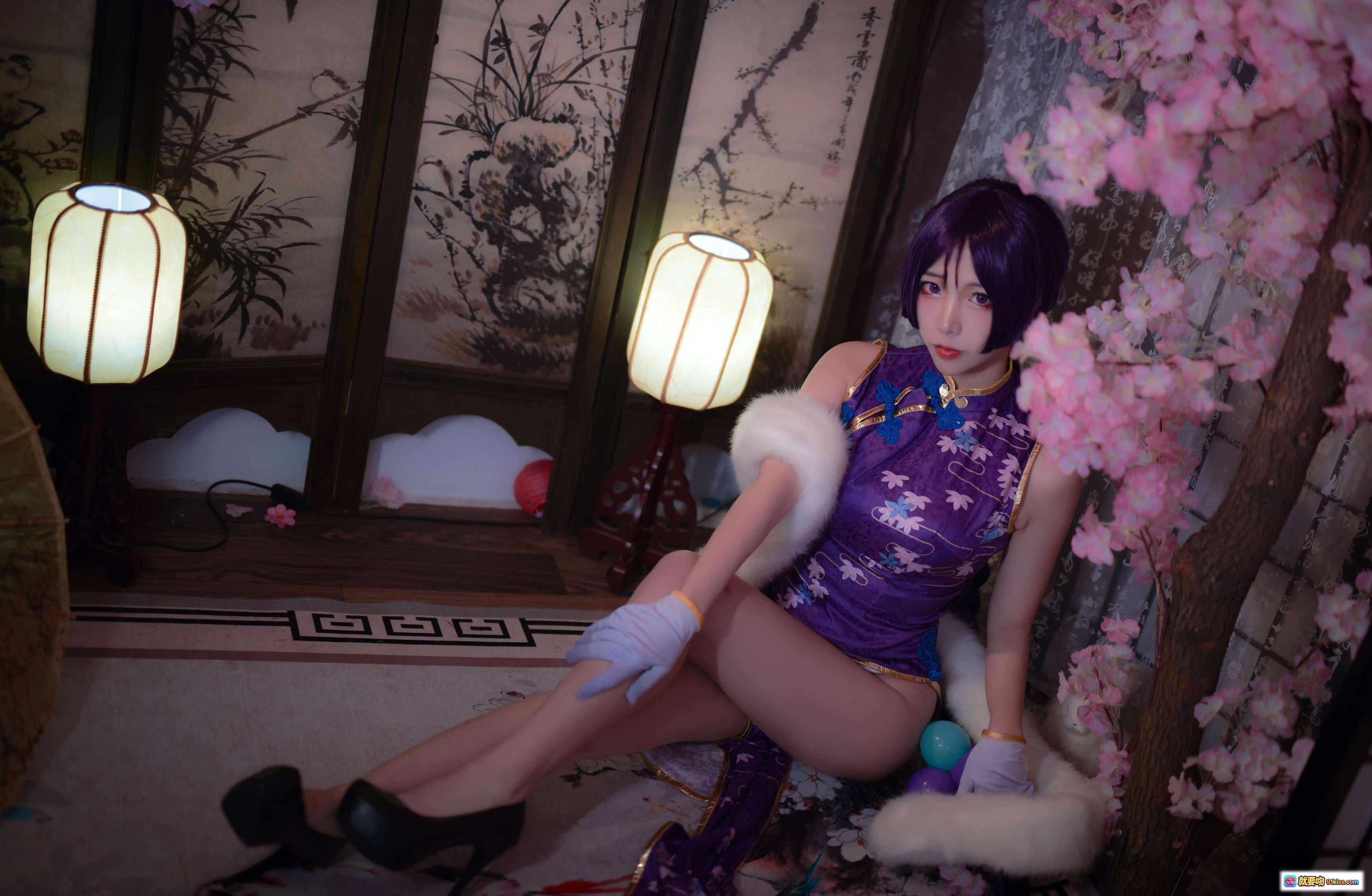 图片[2] - 二佐Nisa NO.023 Fate奶光旗袍cos写真 紫色刺绣旗袍+樱花背景+高跟鞋+日式屏风+白手套+和风美少女 - 就要吻
