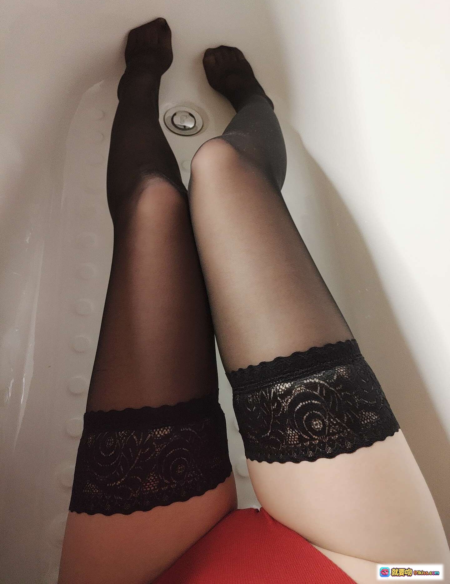 图片[4] - Rioko凉凉子圣诞兔女郎写真｜红色紧身衣+黑丝美腿+浴缸私房照｜NO.059社畜快乐圣诞特辑 - 就要吻