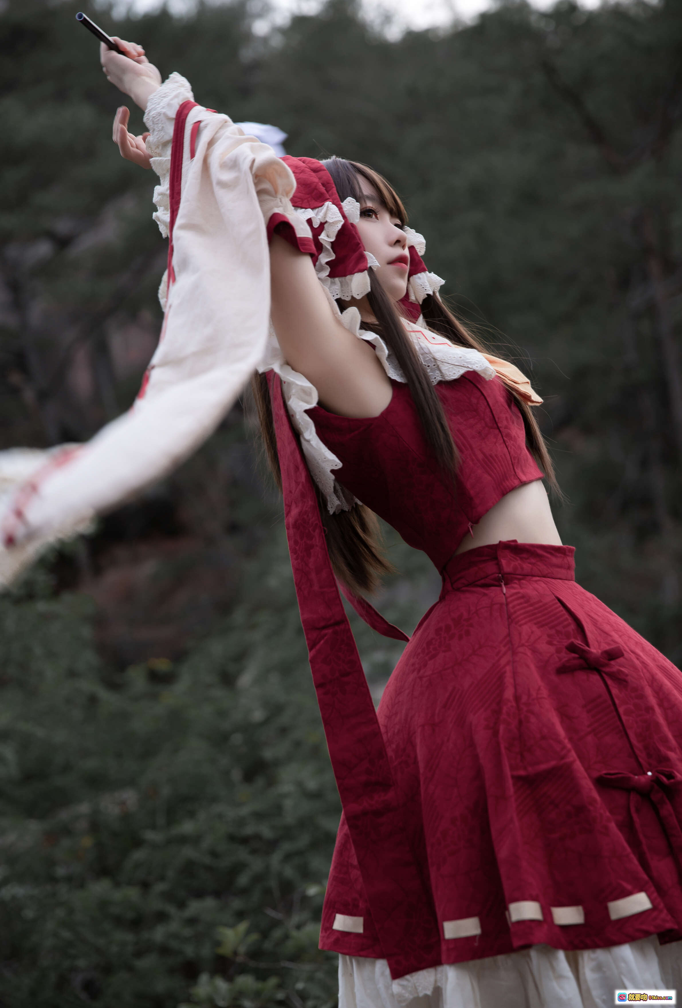 图片[1] - G44不会受伤 NO.031 灵梦Cosplay 红白巫女服 森林外景 挥袖持符 动态美拍 20P高清图集 - 就要吻