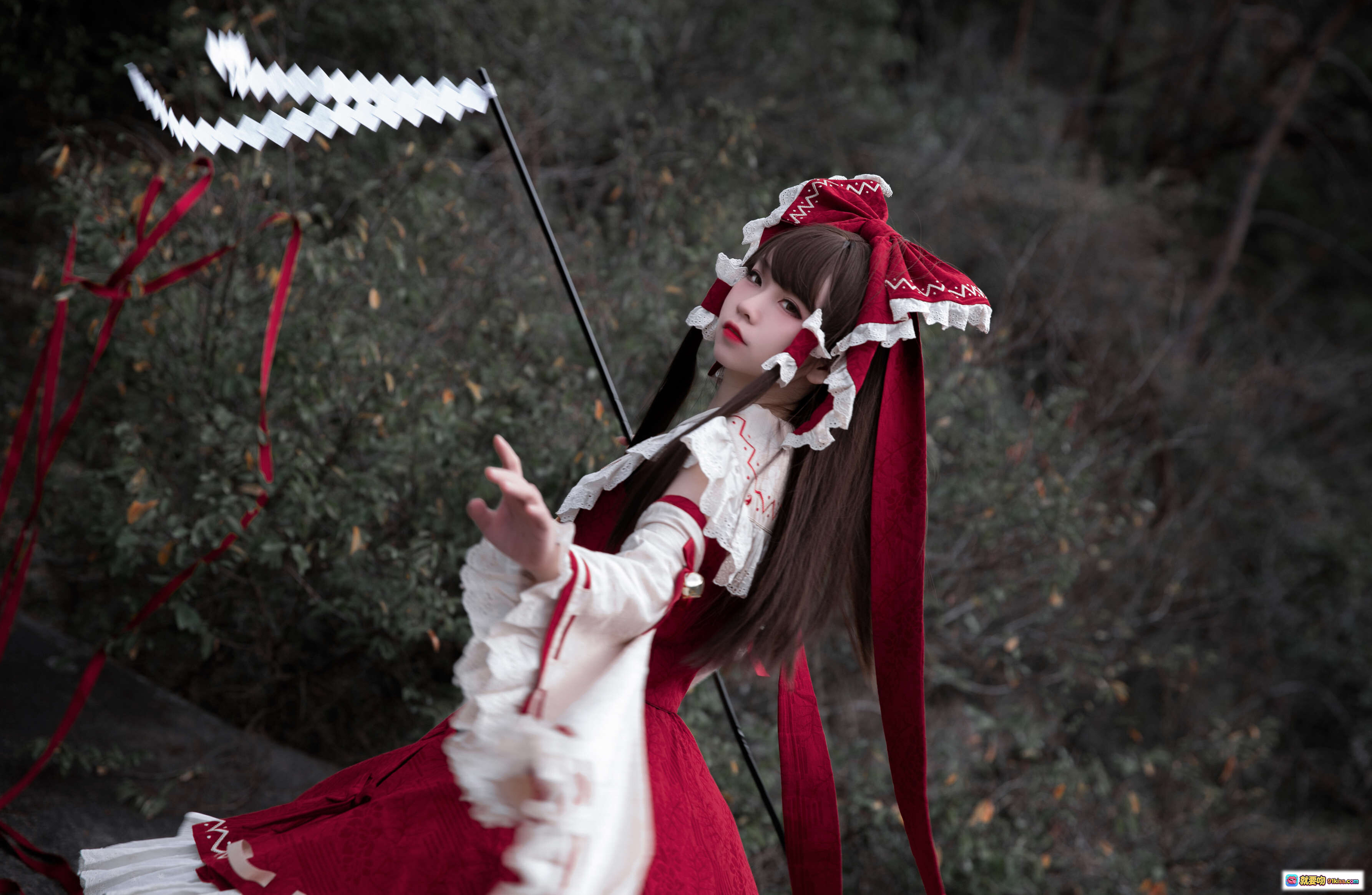 图片[5] - G44不会受伤 NO.031 灵梦Cosplay 红白巫女服 森林外景 挥袖持符 动态美拍 20P高清图集 - 就要吻