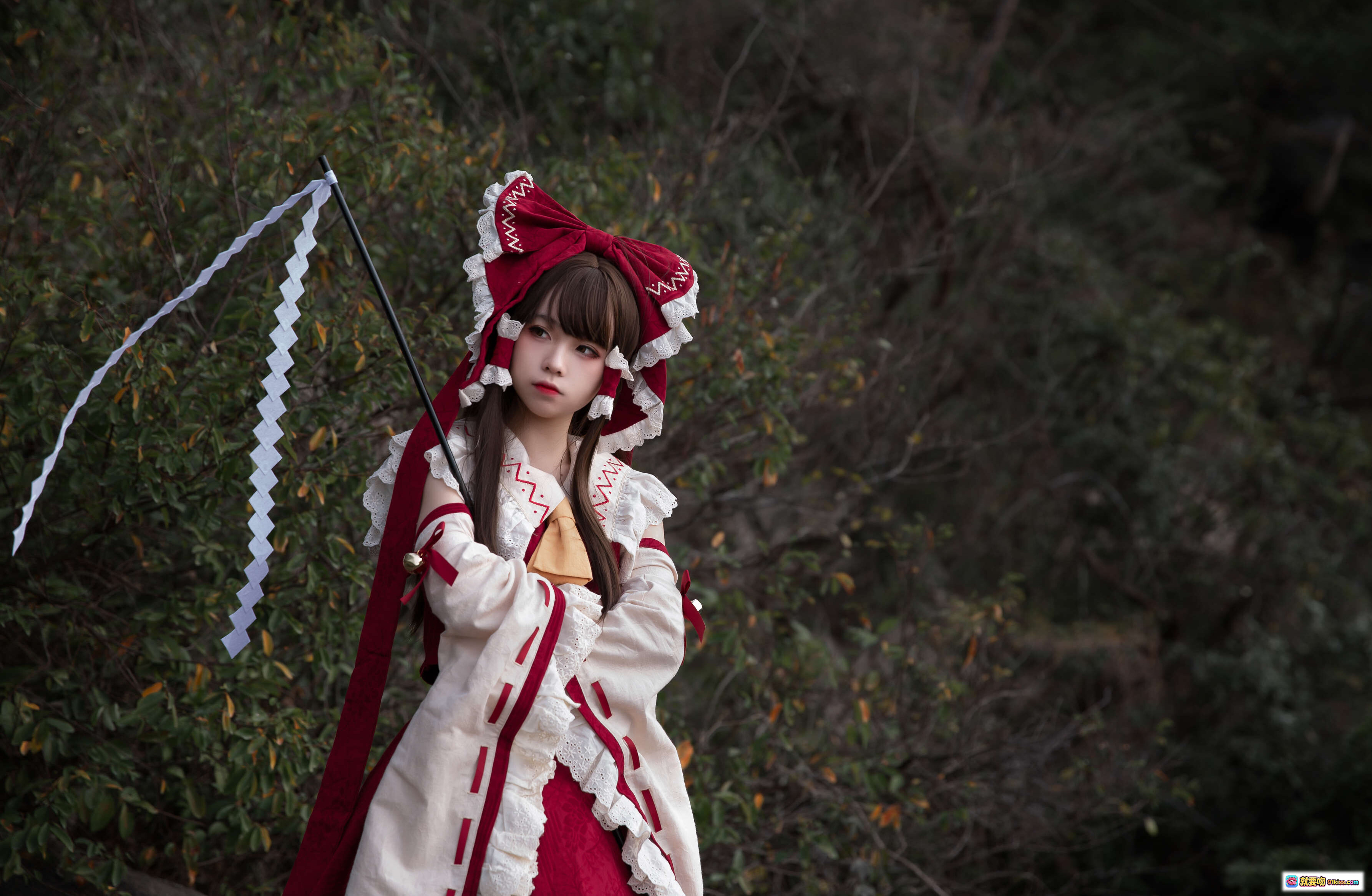 图片[4] - G44不会受伤 NO.031 灵梦Cosplay 红白巫女服 森林外景 挥袖持符 动态美拍 20P高清图集 - 就要吻