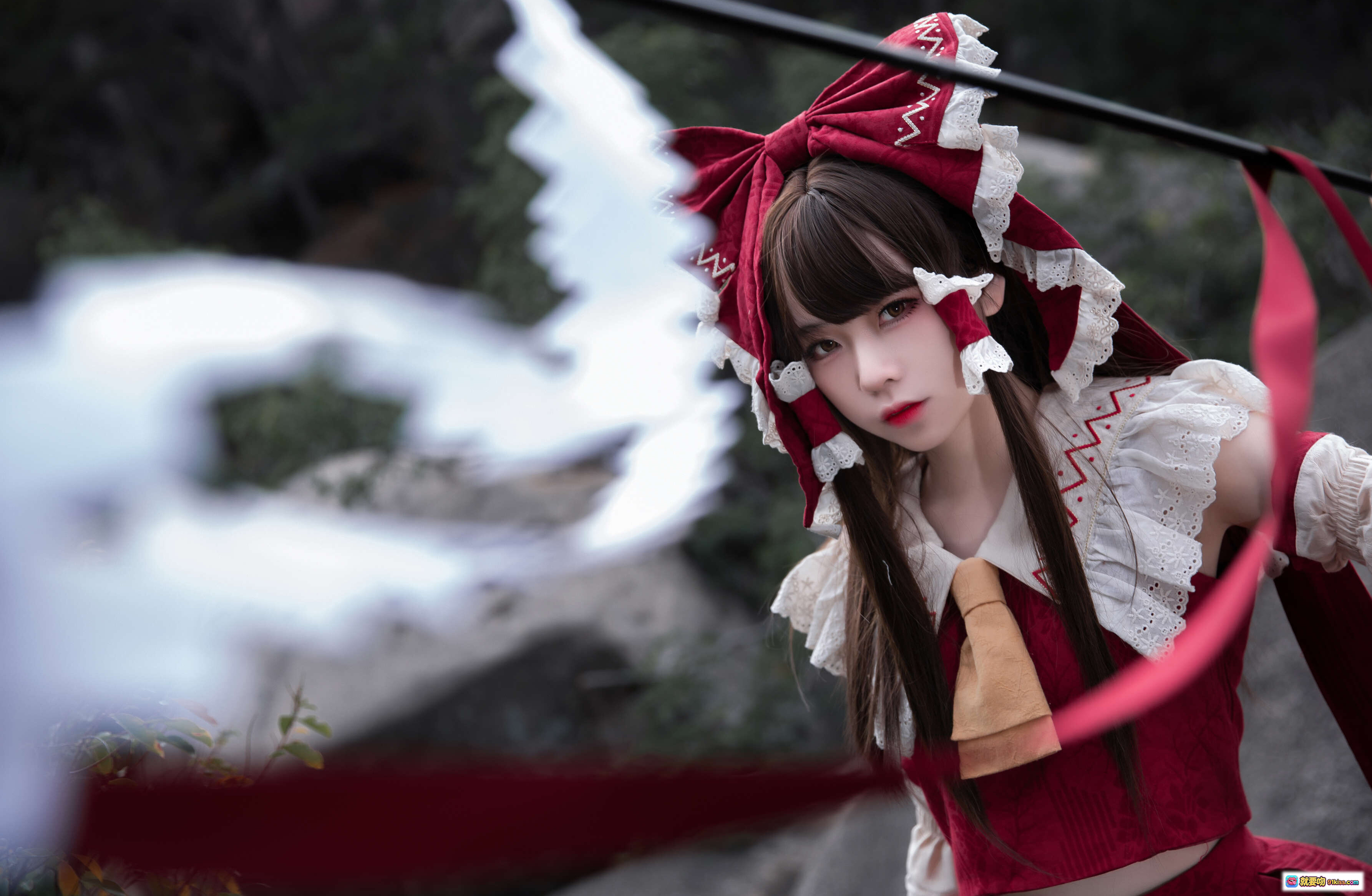 图片[6] - G44不会受伤 NO.031 灵梦Cosplay 红白巫女服 森林外景 挥袖持符 动态美拍 20P高清图集 - 就要吻