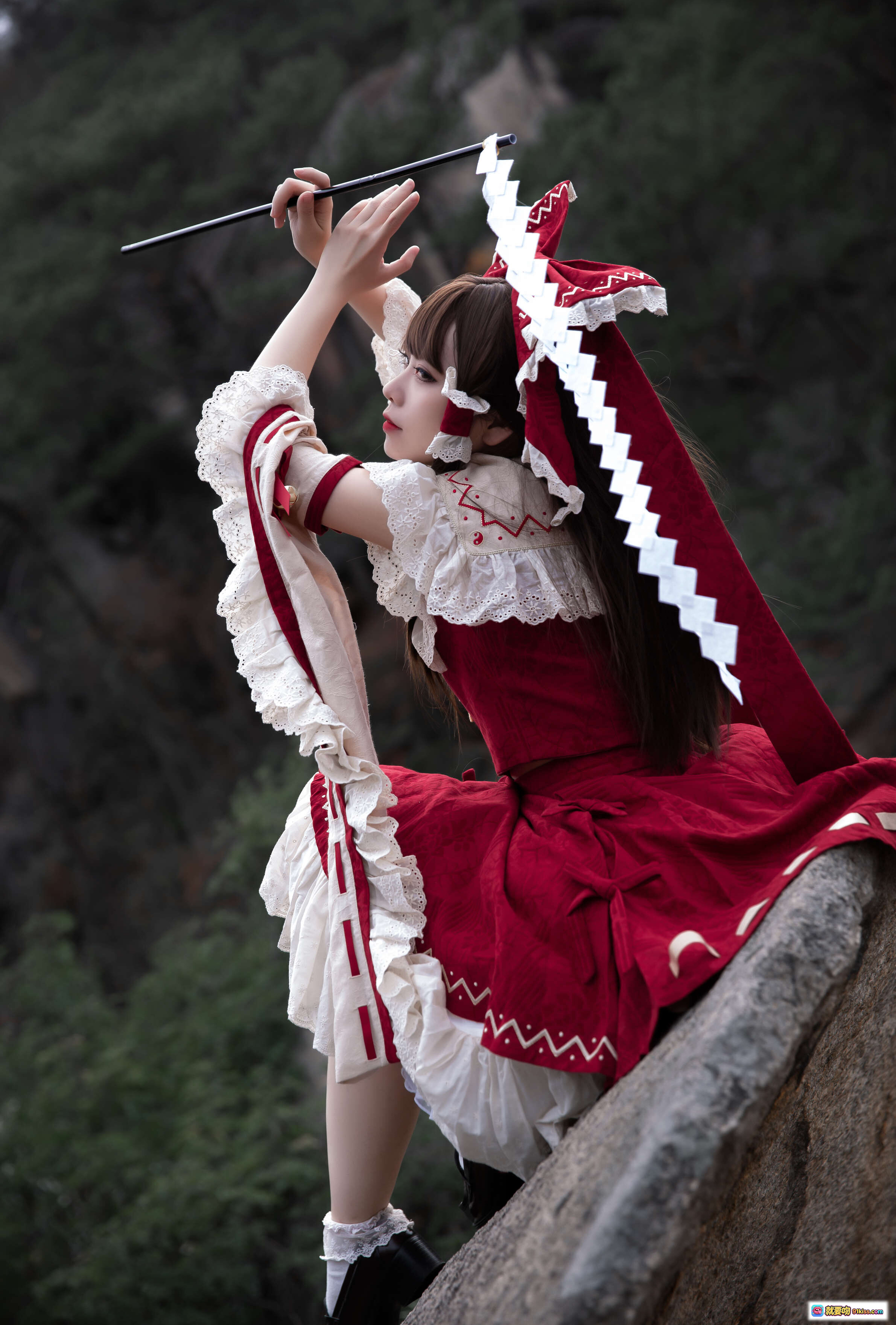 图片[8] - G44不会受伤 NO.031 灵梦Cosplay 红白巫女服 森林外景 挥袖持符 动态美拍 20P高清图集 - 就要吻