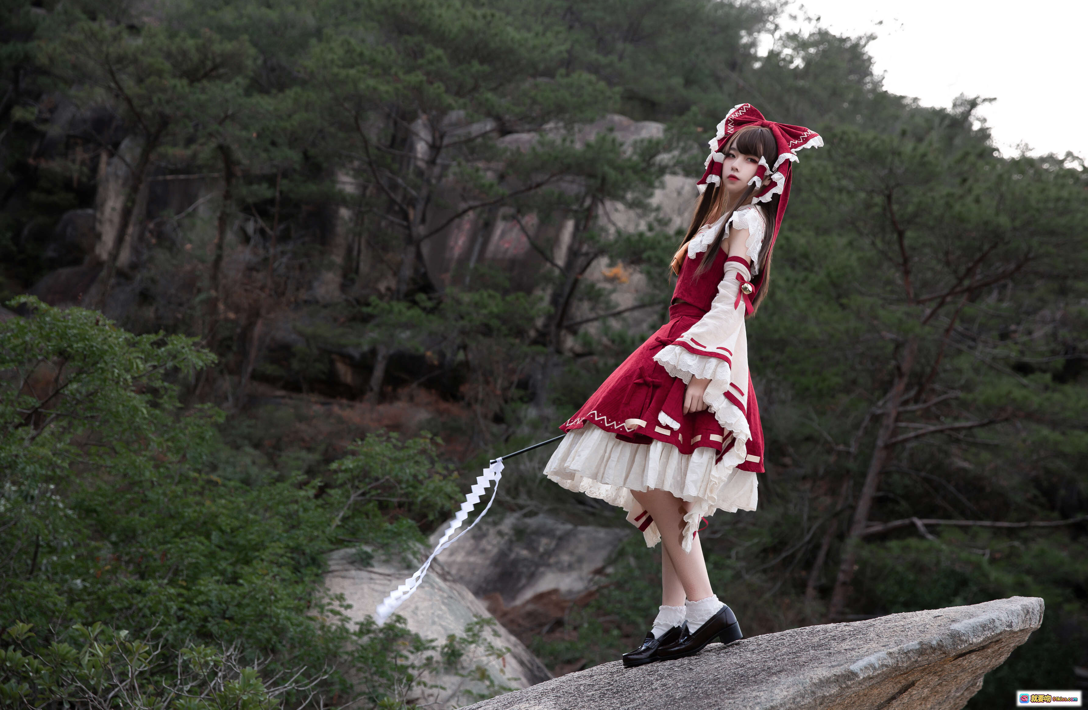 图片[2] - G44不会受伤 NO.031 灵梦Cosplay 红白巫女服 森林外景 挥袖持符 动态美拍 20P高清图集 - 就要吻