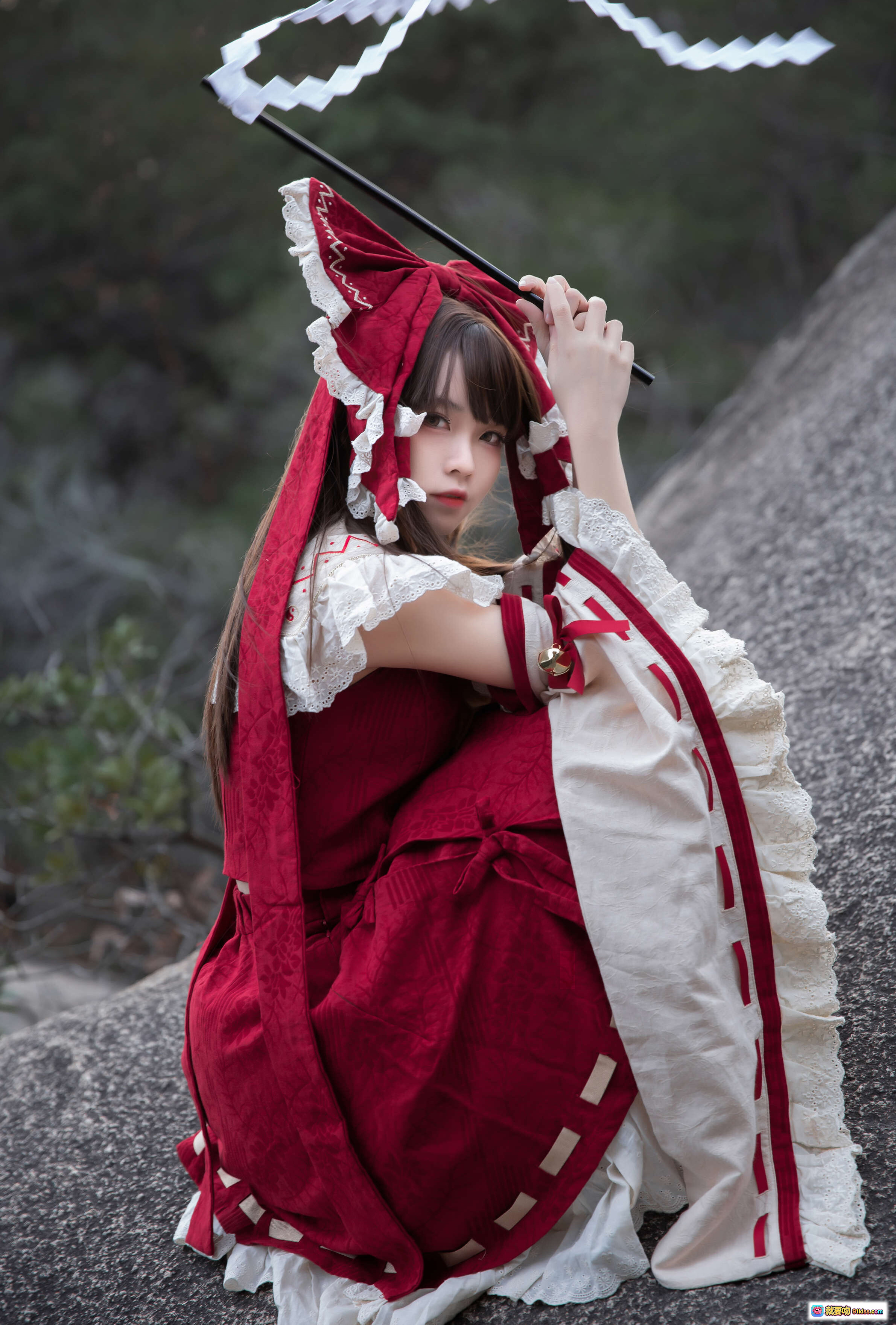 图片[9] - G44不会受伤 NO.031 灵梦Cosplay 红白巫女服 森林外景 挥袖持符 动态美拍 20P高清图集 - 就要吻