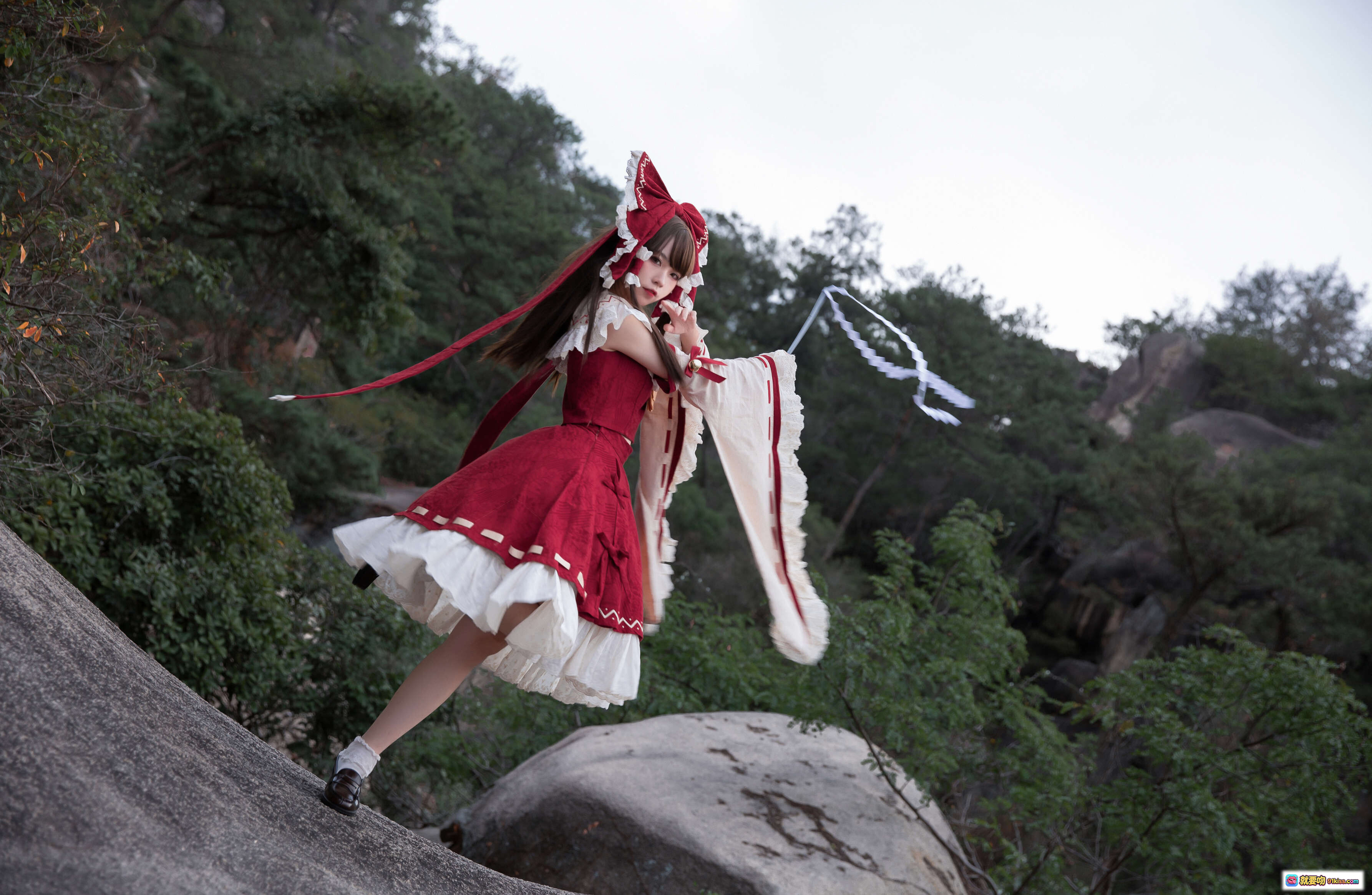 图片[7] - G44不会受伤 NO.031 灵梦Cosplay 红白巫女服 森林外景 挥袖持符 动态美拍 20P高清图集 - 就要吻