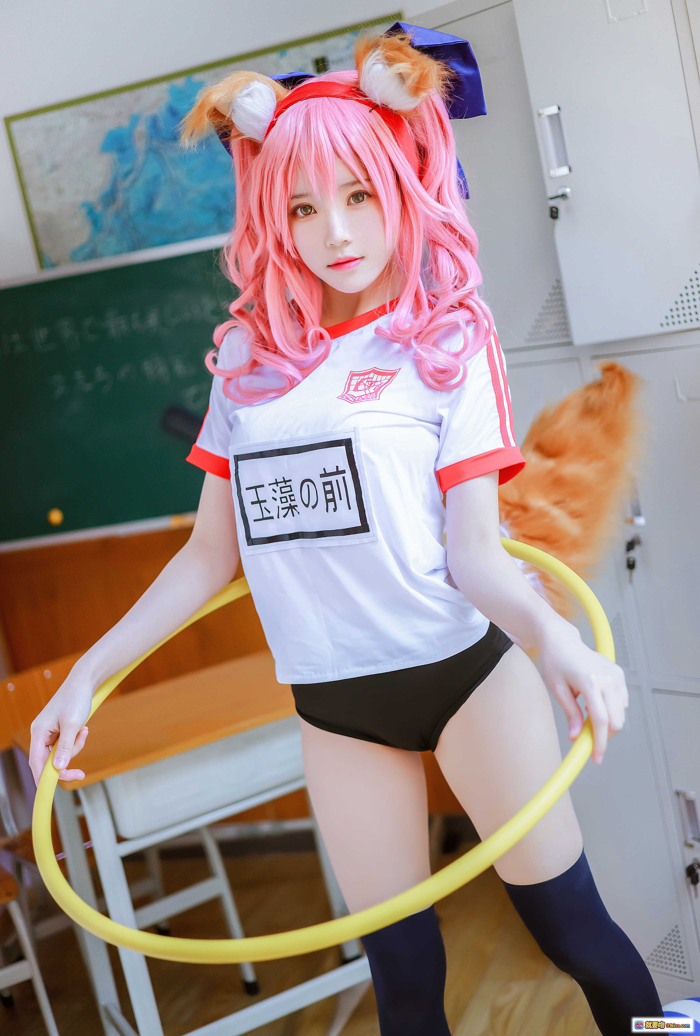 桜桃喵玉藻前cosplay体操服写真|粉色长发猫耳少女|教室场景黄呼啦圈|日系动漫风美腿黑袜 - 就要吻