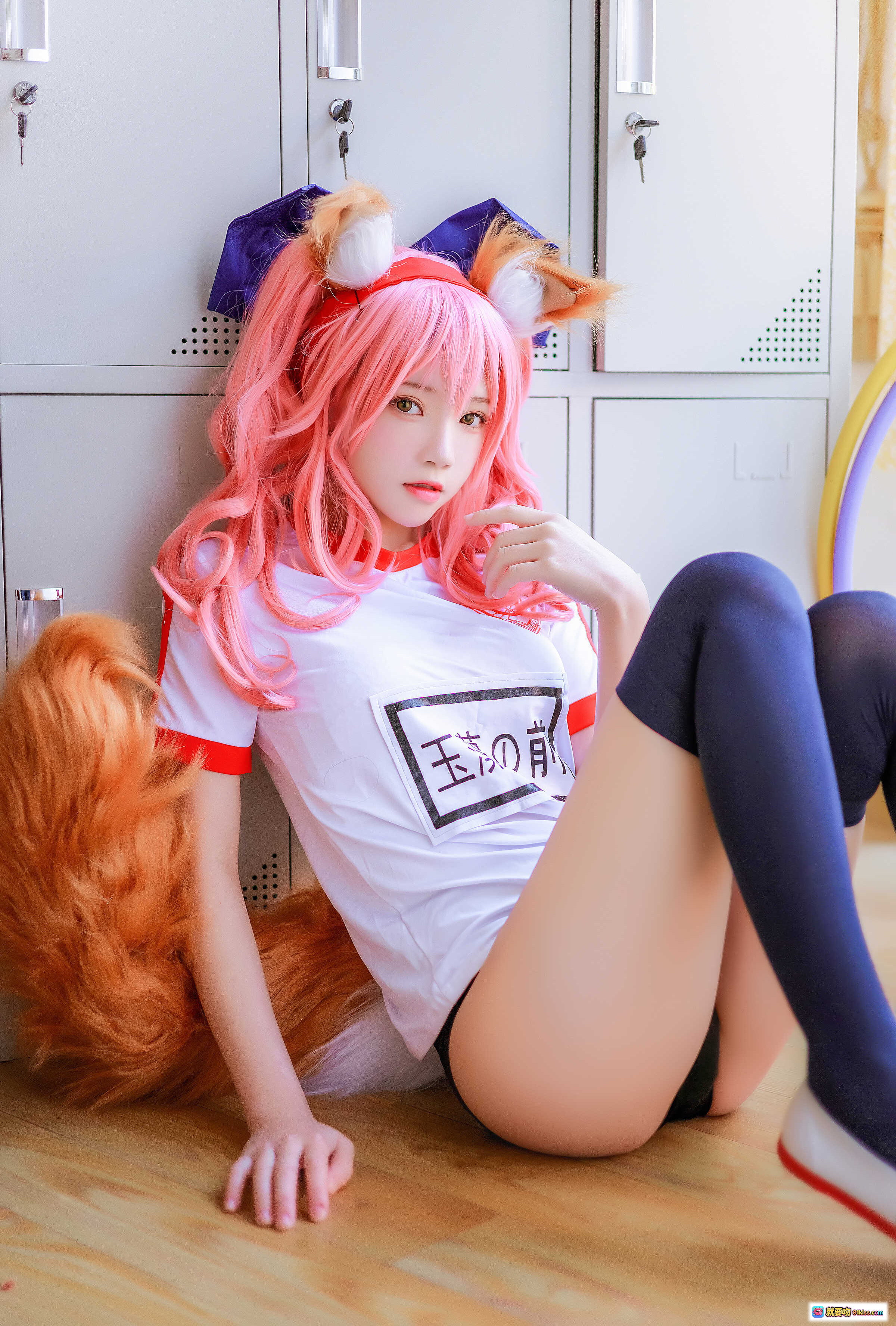 图片[2] - 桜桃喵玉藻前cosplay体操服写真|粉色长发猫耳少女|教室场景黄呼啦圈|日系动漫风美腿黑袜 - 就要吻