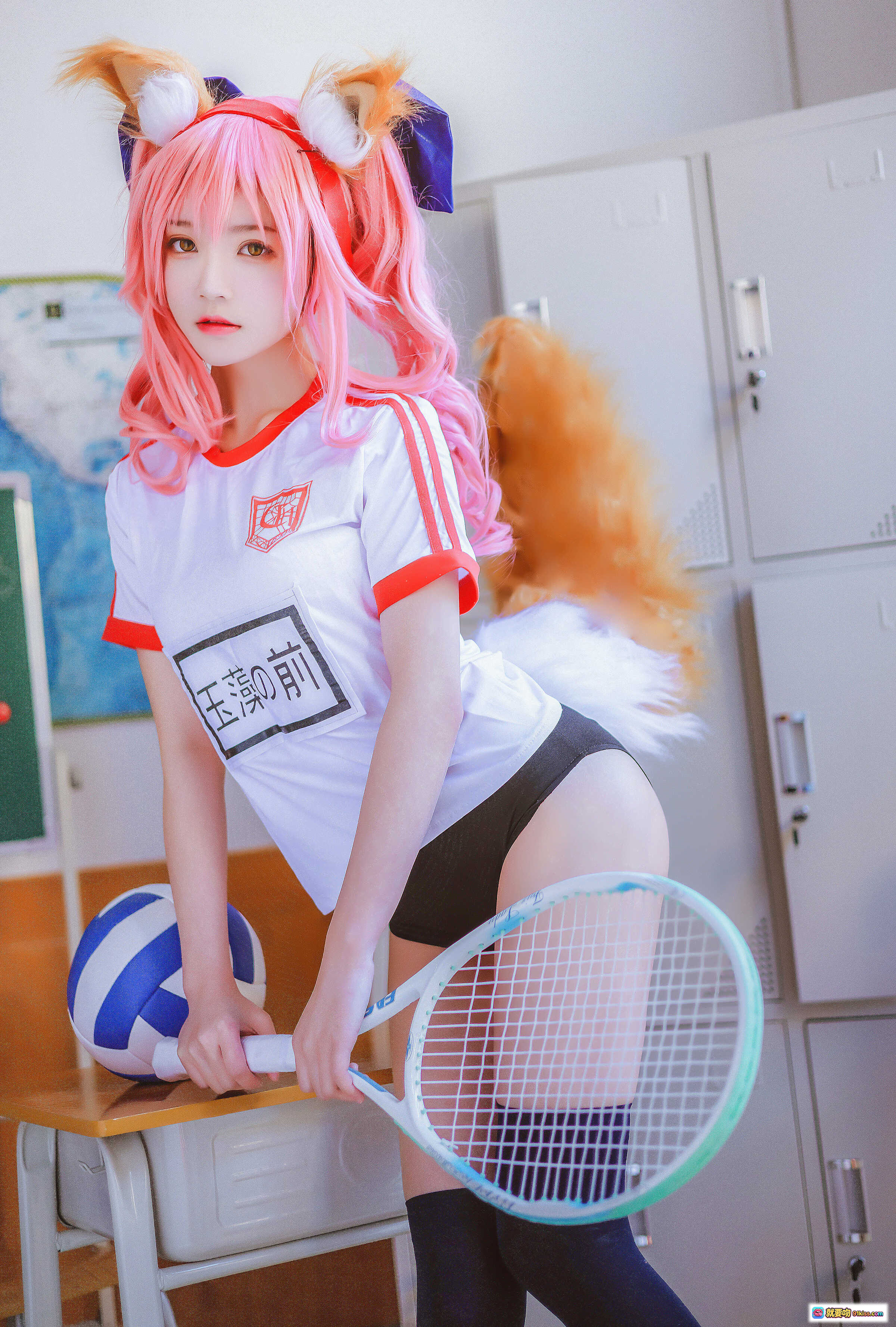图片[8] - 桜桃喵玉藻前cosplay体操服写真|粉色长发猫耳少女|教室场景黄呼啦圈|日系动漫风美腿黑袜 - 就要吻