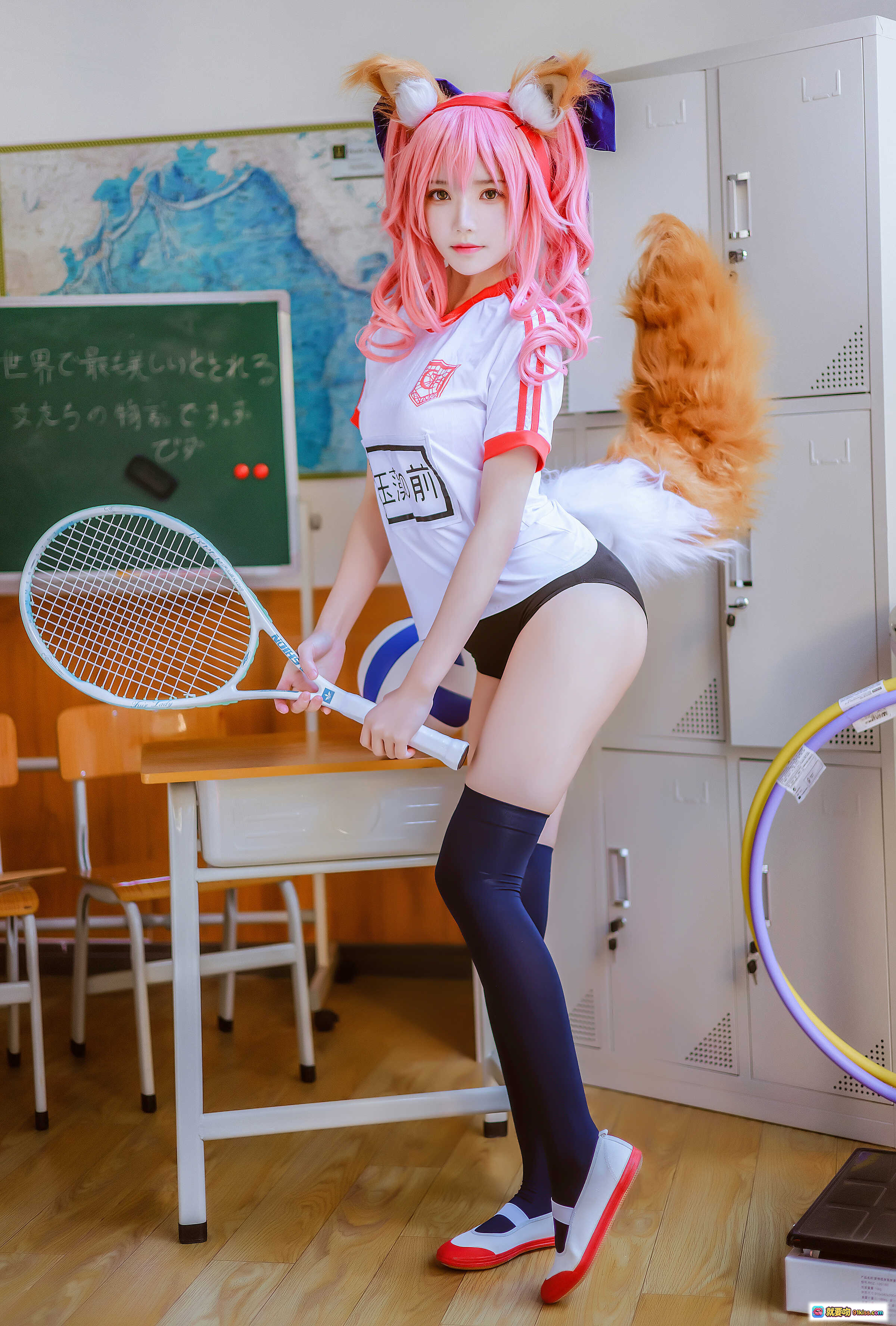 图片[6] - 桜桃喵玉藻前cosplay体操服写真|粉色长发猫耳少女|教室场景黄呼啦圈|日系动漫风美腿黑袜 - 就要吻