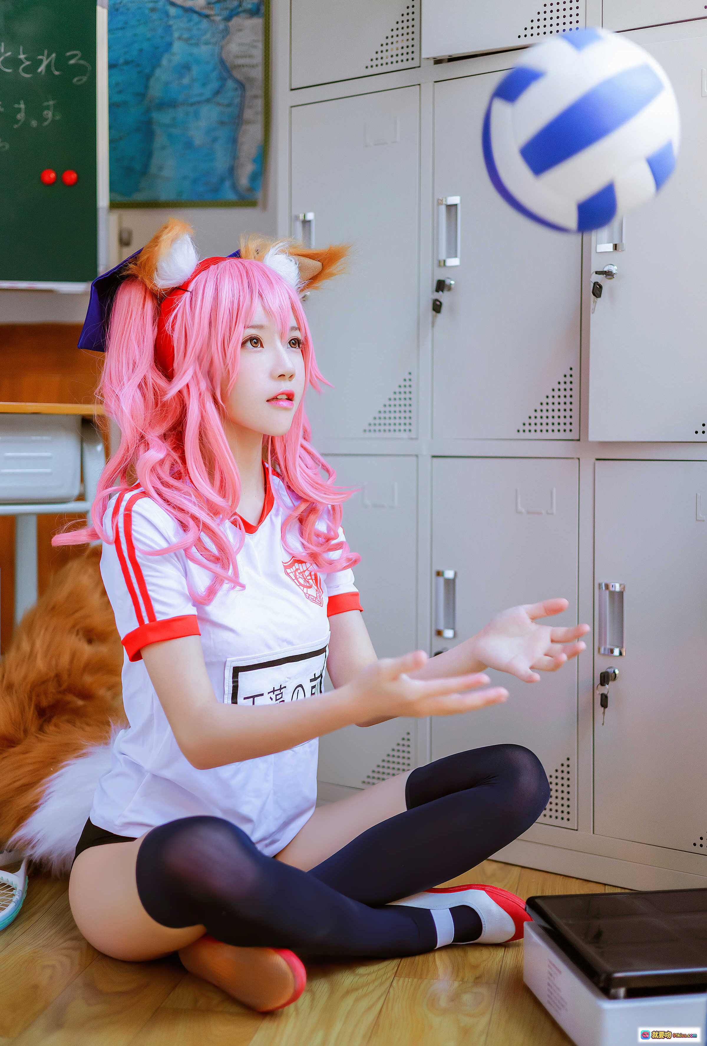 图片[7] - 桜桃喵玉藻前cosplay体操服写真|粉色长发猫耳少女|教室场景黄呼啦圈|日系动漫风美腿黑袜 - 就要吻