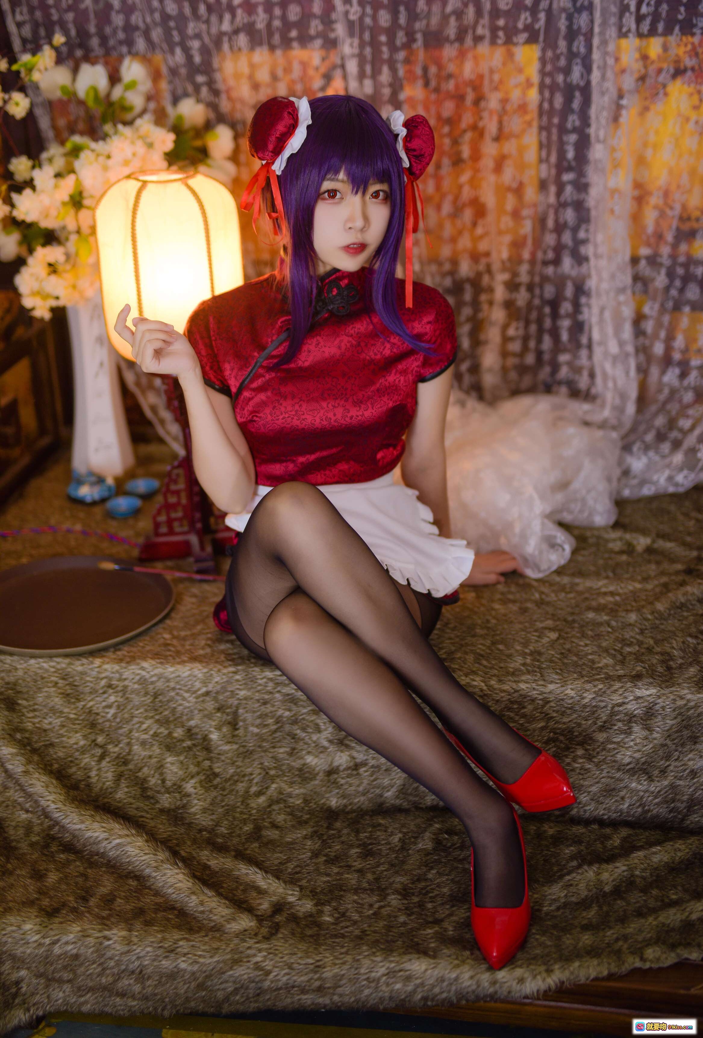 图片[10] - 二佐Nisa NO.047 女主学姐旗袍Cosplay 紫发双丸子头 红色高跟黑丝 优雅坐姿室内写真 31P高清图集 - 就要吻