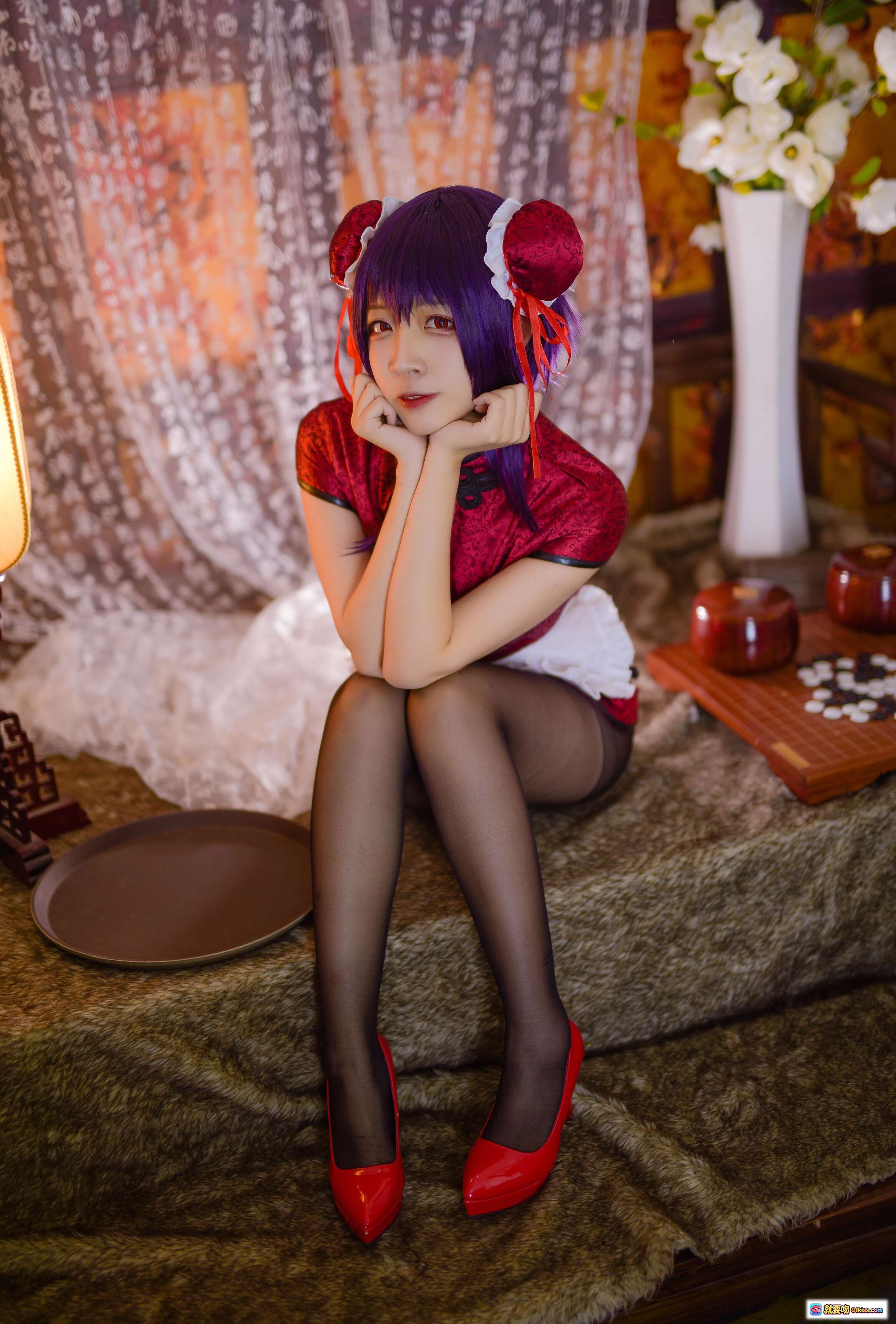 二佐Nisa NO.047 女主学姐旗袍Cosplay 紫发双丸子头 红色高跟黑丝 优雅坐姿室内写真 31P高清图集 - 就要吻