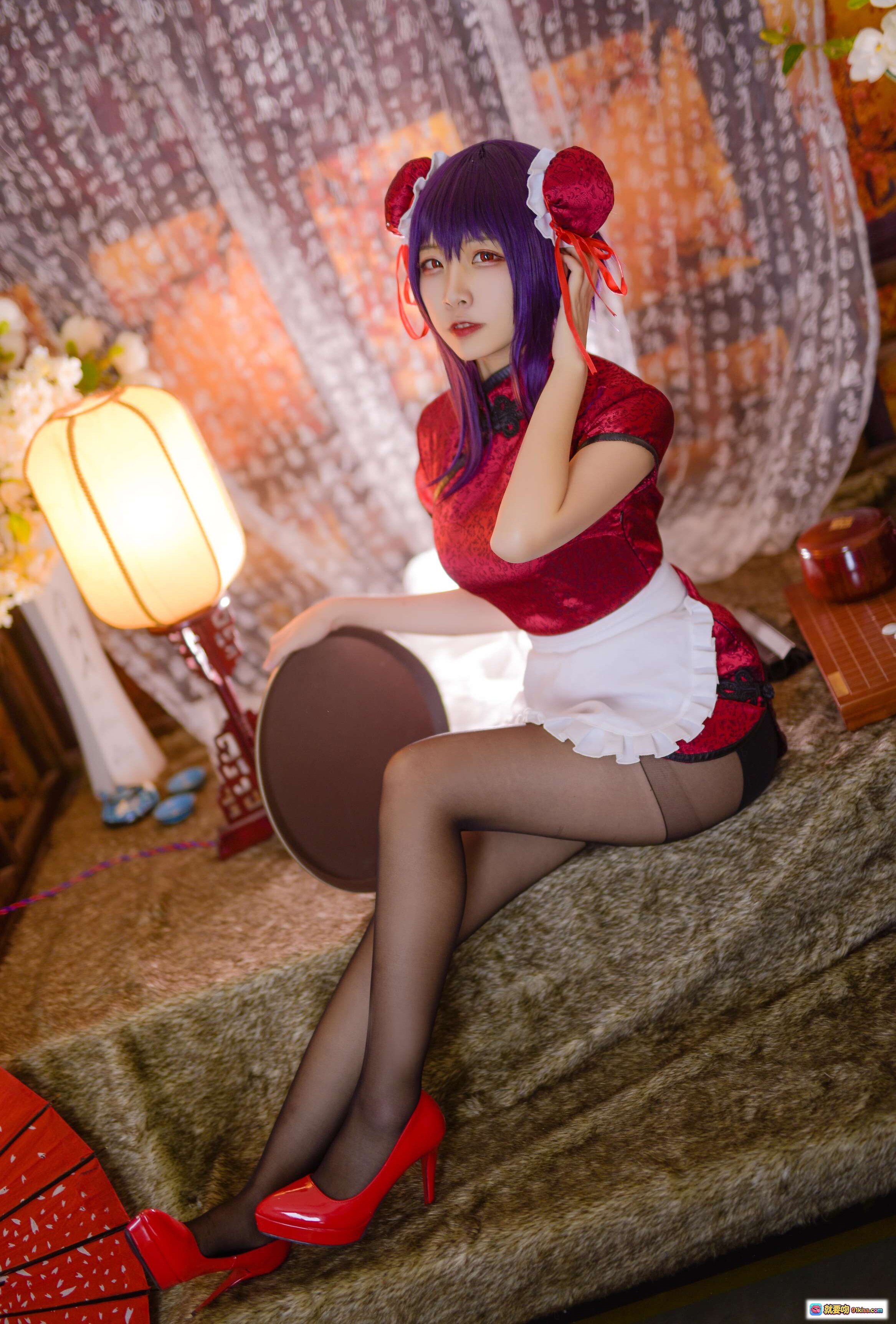 图片[8] - 二佐Nisa NO.047 女主学姐旗袍Cosplay 紫发双丸子头 红色高跟黑丝 优雅坐姿室内写真 31P高清图集 - 就要吻