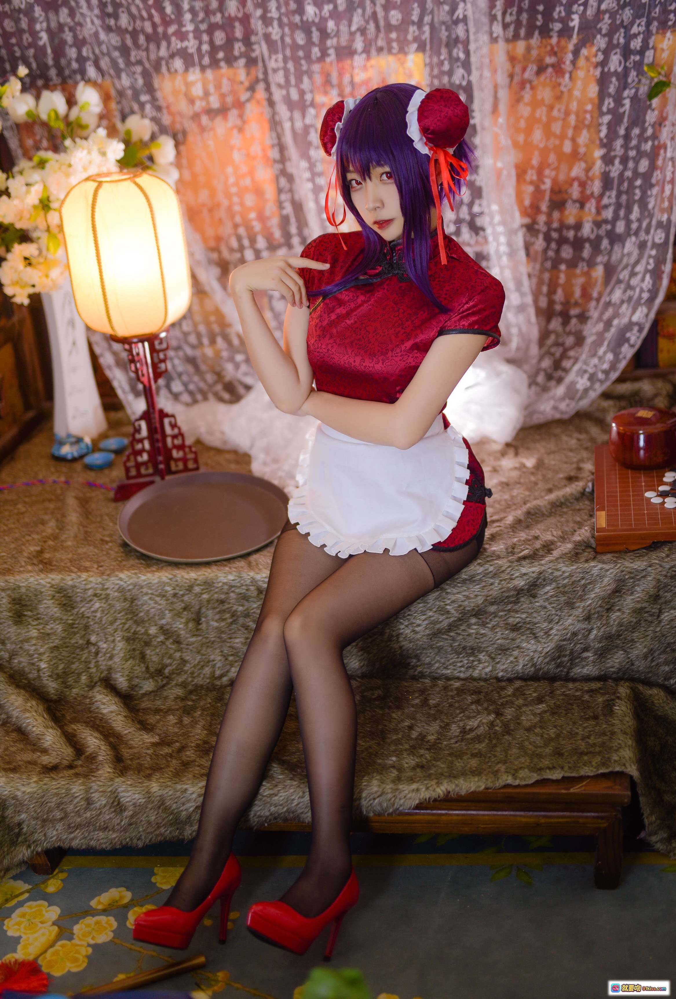 图片[4] - 二佐Nisa NO.047 女主学姐旗袍Cosplay 紫发双丸子头 红色高跟黑丝 优雅坐姿室内写真 31P高清图集 - 就要吻