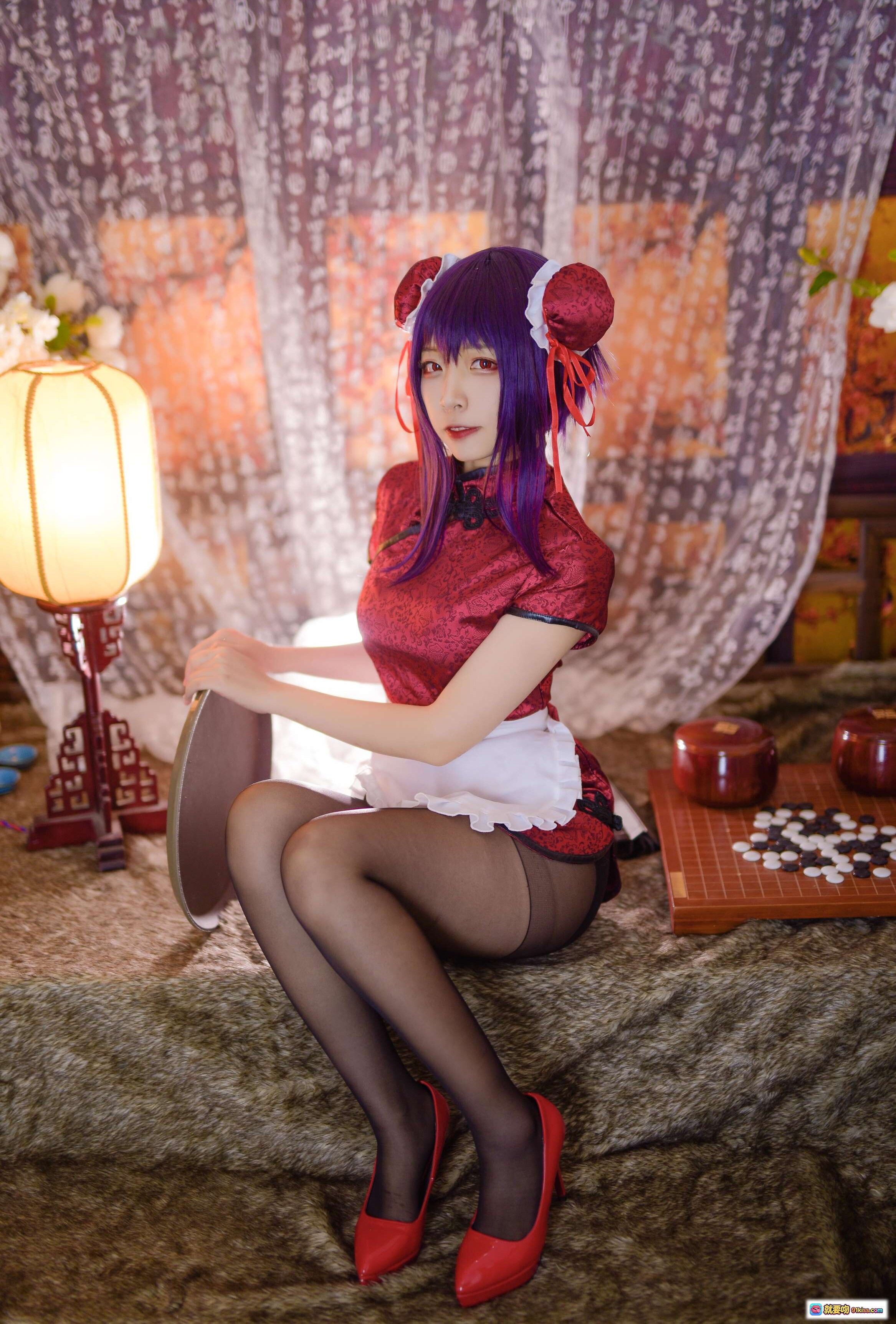 图片[6] - 二佐Nisa NO.047 女主学姐旗袍Cosplay 紫发双丸子头 红色高跟黑丝 优雅坐姿室内写真 31P高清图集 - 就要吻