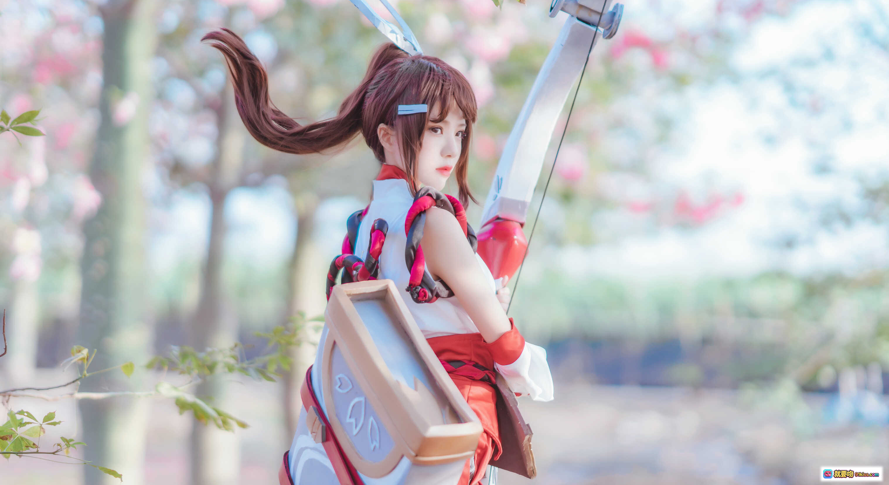 图片[9] - 桜桃喵王者荣耀伽罗COS写真｜樱花林唯美场景｜红白战衣精致还原｜32P高清图集 - 就要吻