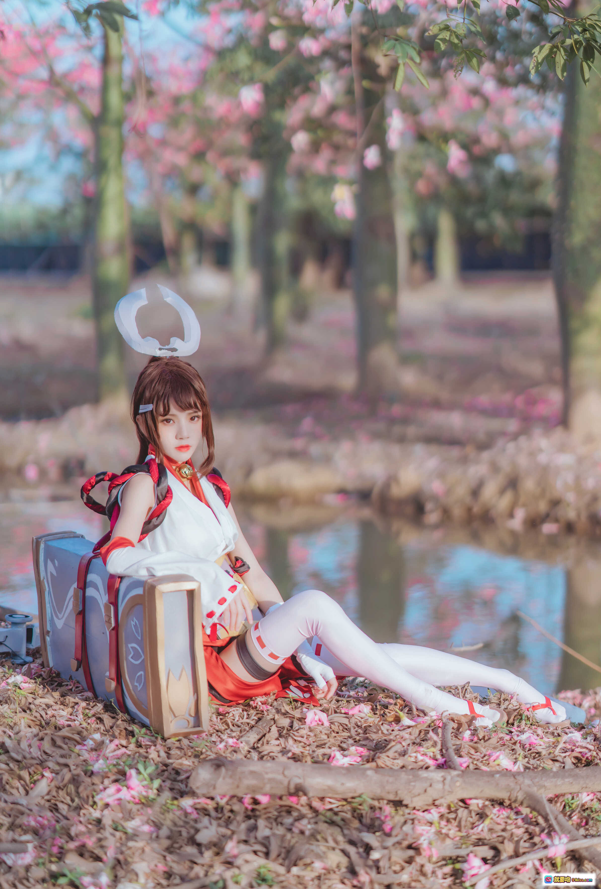 图片[2] - 桜桃喵王者荣耀伽罗COS写真｜樱花林唯美场景｜红白战衣精致还原｜32P高清图集 - 就要吻