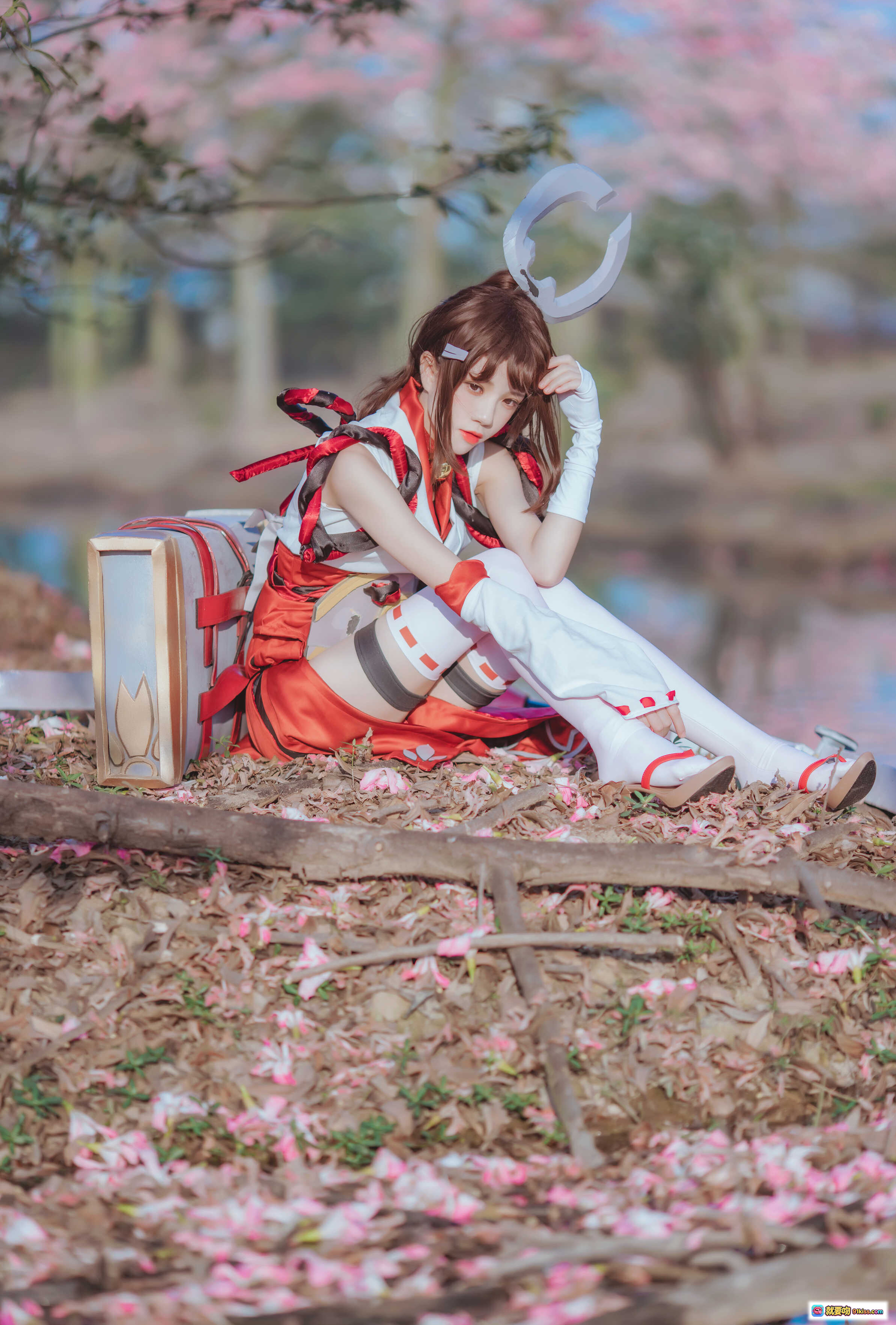 桜桃喵王者荣耀伽罗COS写真｜樱花林唯美场景｜红白战衣精致还原｜32P高清图集 - 就要吻