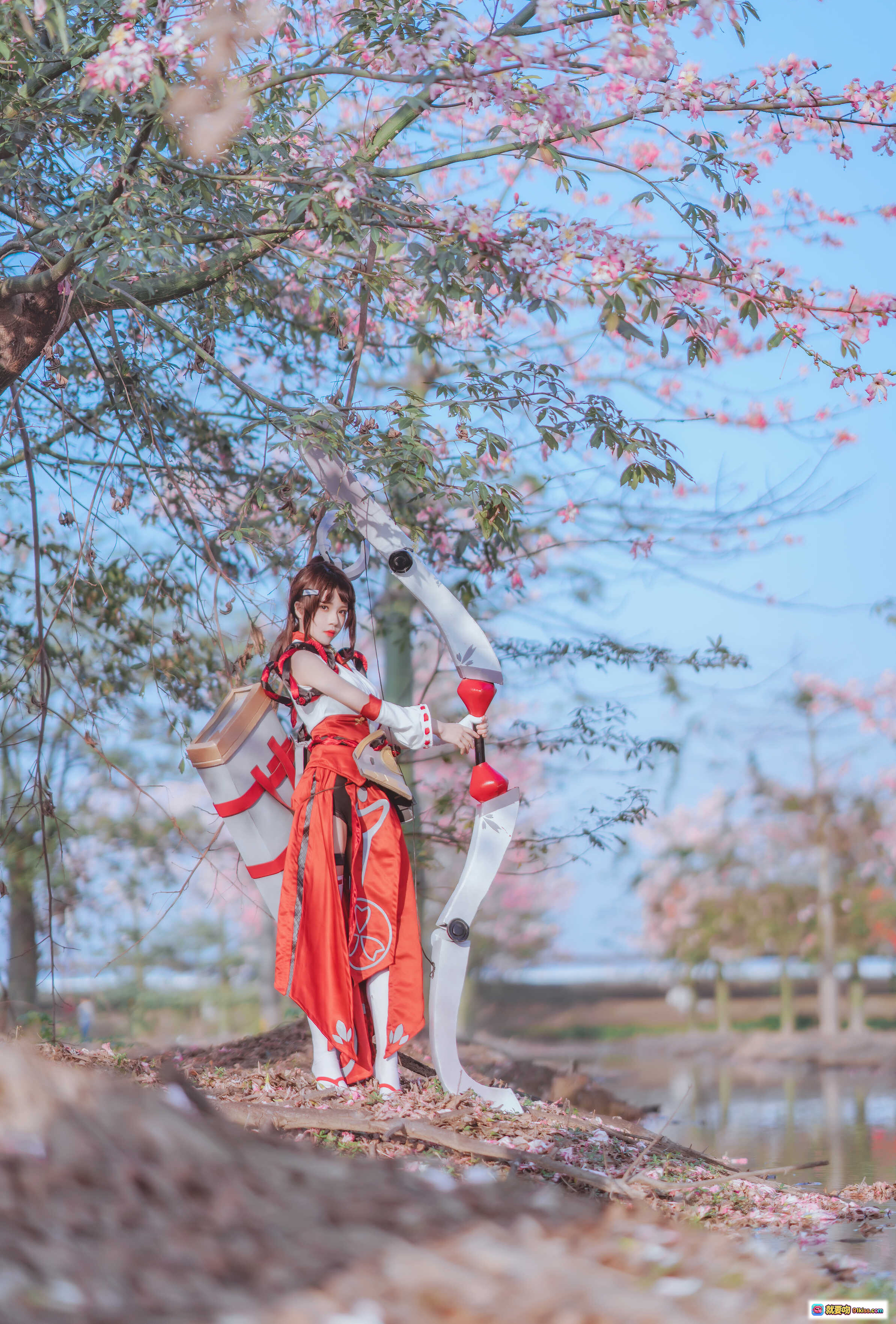 图片[3] - 桜桃喵王者荣耀伽罗COS写真｜樱花林唯美场景｜红白战衣精致还原｜32P高清图集 - 就要吻