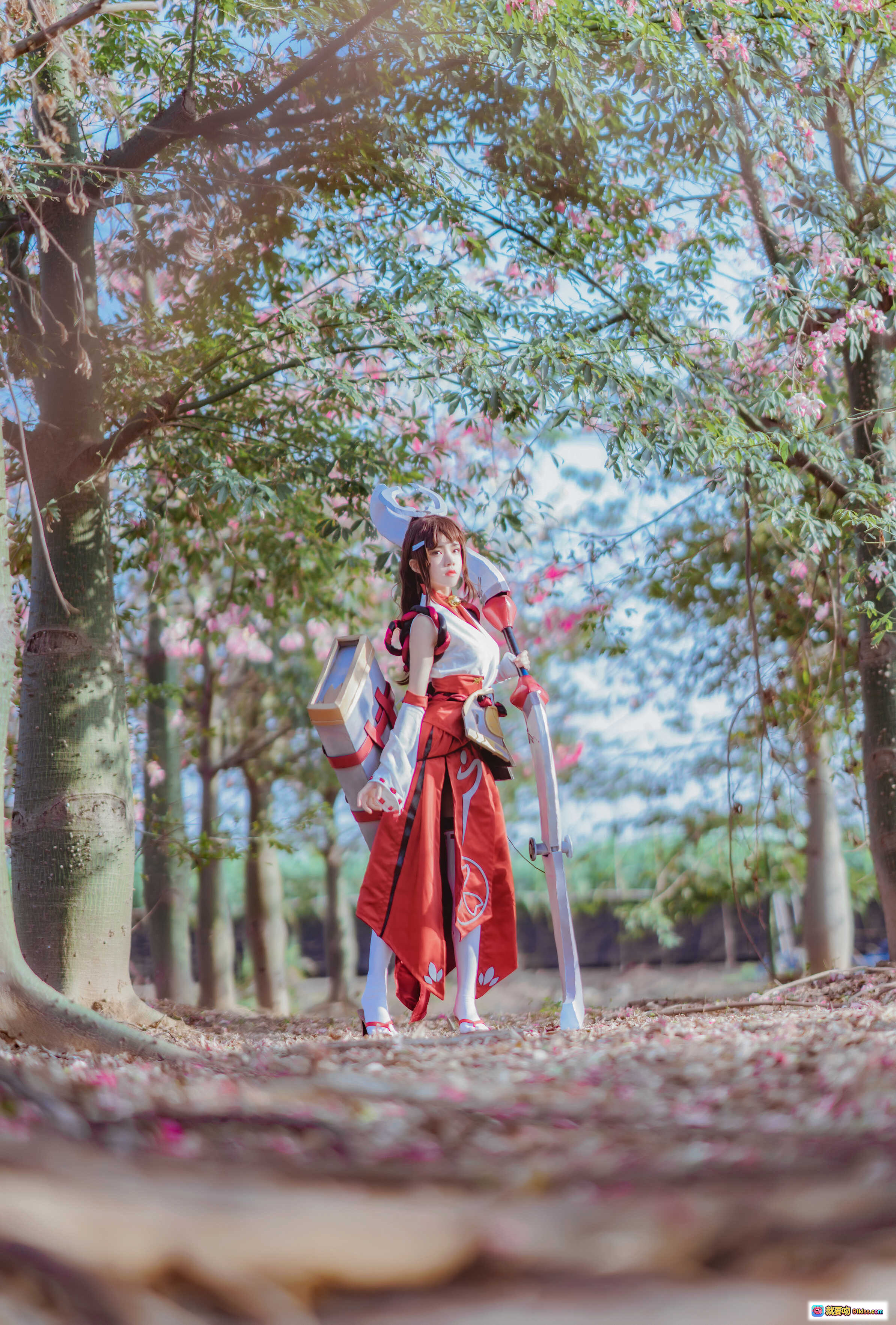 图片[10] - 桜桃喵王者荣耀伽罗COS写真｜樱花林唯美场景｜红白战衣精致还原｜32P高清图集 - 就要吻