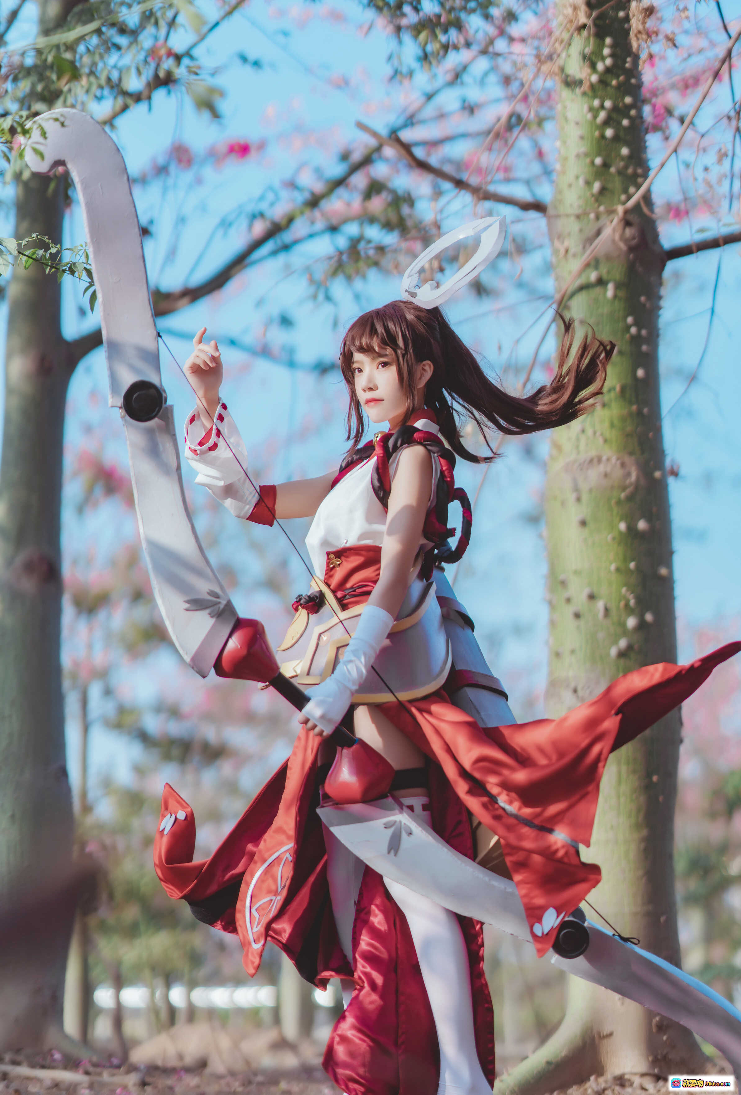 图片[4] - 桜桃喵王者荣耀伽罗COS写真｜樱花林唯美场景｜红白战衣精致还原｜32P高清图集 - 就要吻