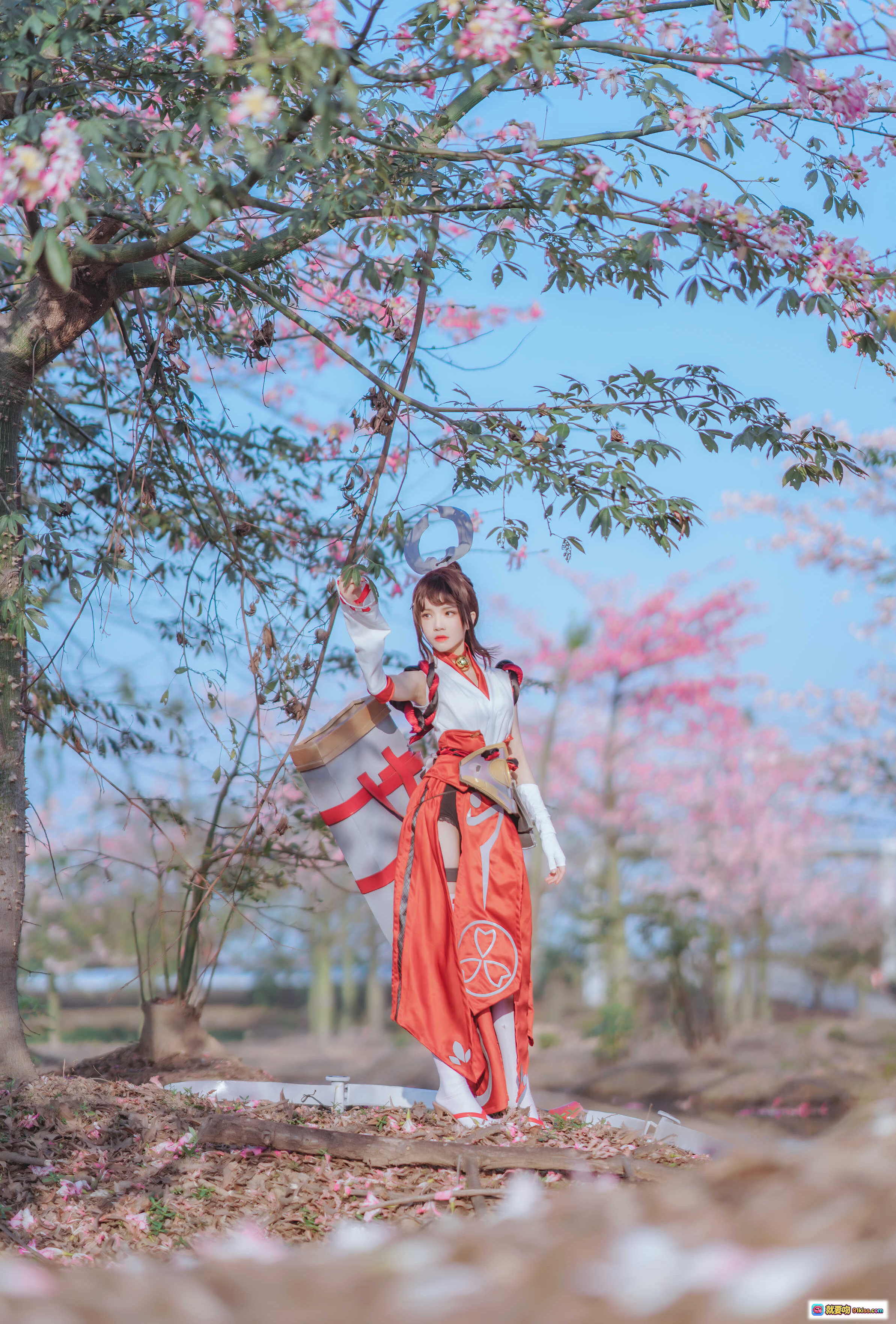 图片[6] - 桜桃喵王者荣耀伽罗COS写真｜樱花林唯美场景｜红白战衣精致还原｜32P高清图集 - 就要吻