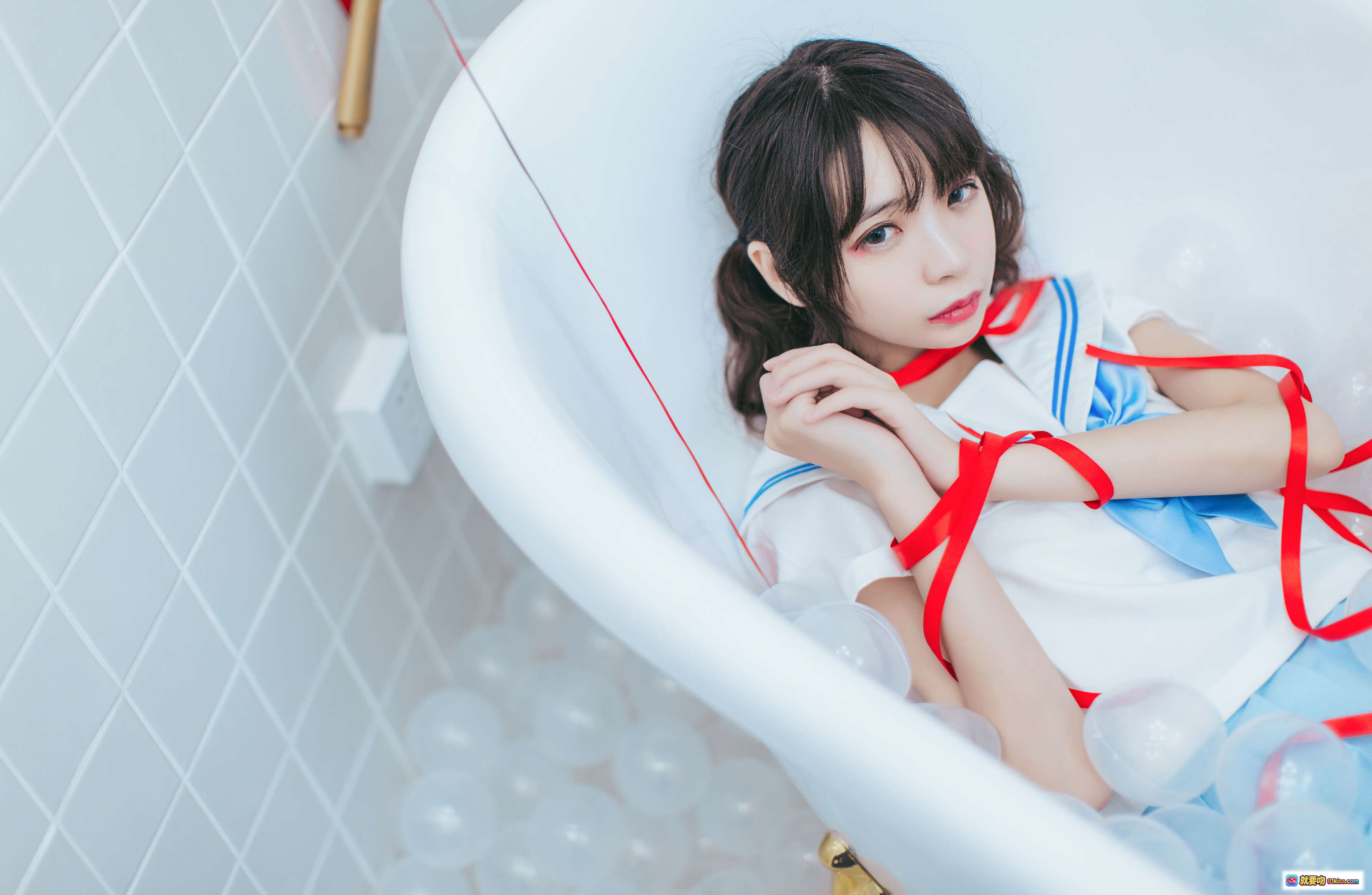 图片[6] - 疯猫ss NO.059 浴室JK写真 | 白色浴缸+红色丝带+蓝色领结+白色丝袜+泡泡浴+金色水龙头 | 21P高清图集 - 就要吻