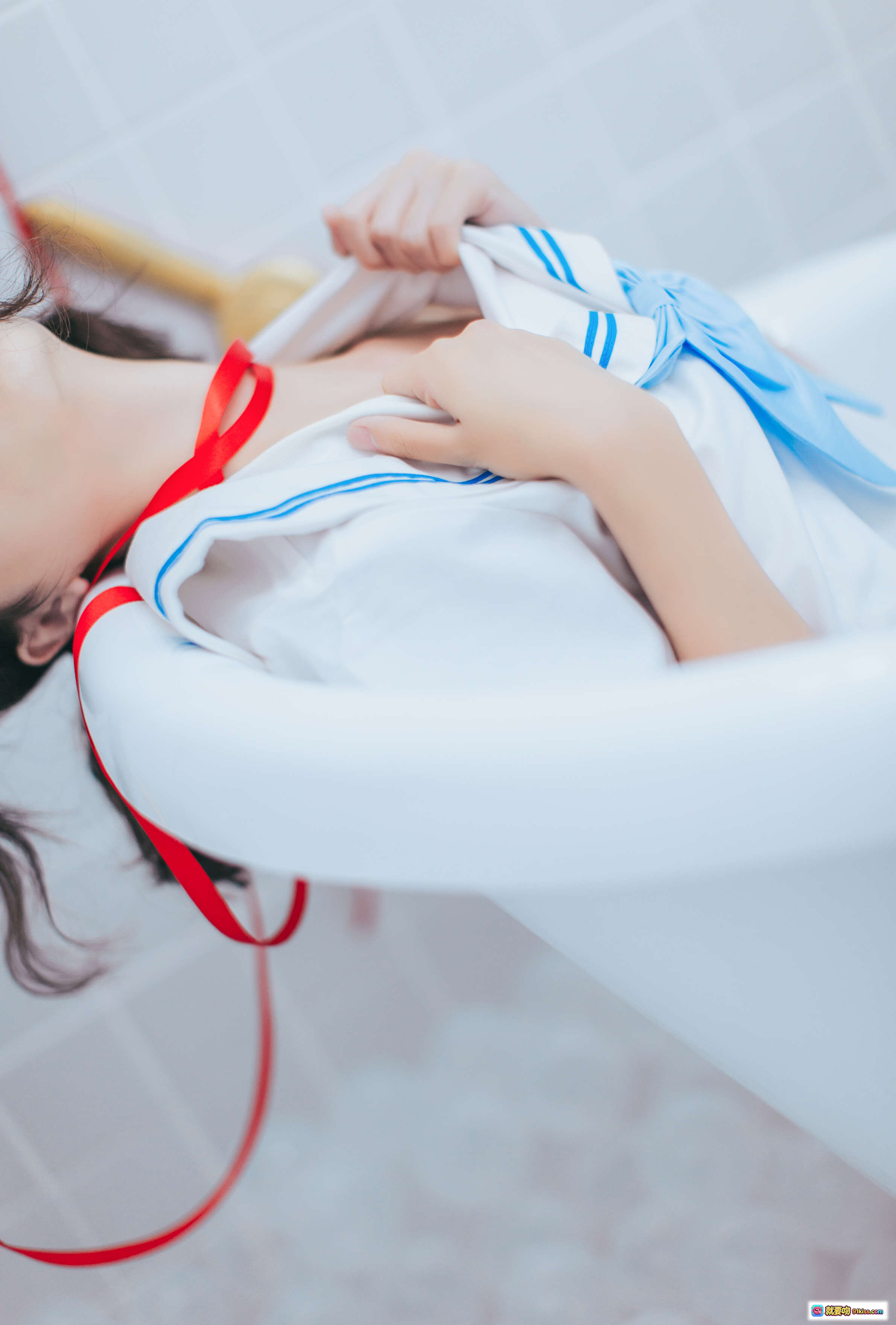 图片[9] - 疯猫ss NO.059 浴室JK写真 | 白色浴缸+红色丝带+蓝色领结+白色丝袜+泡泡浴+金色水龙头 | 21P高清图集 - 就要吻
