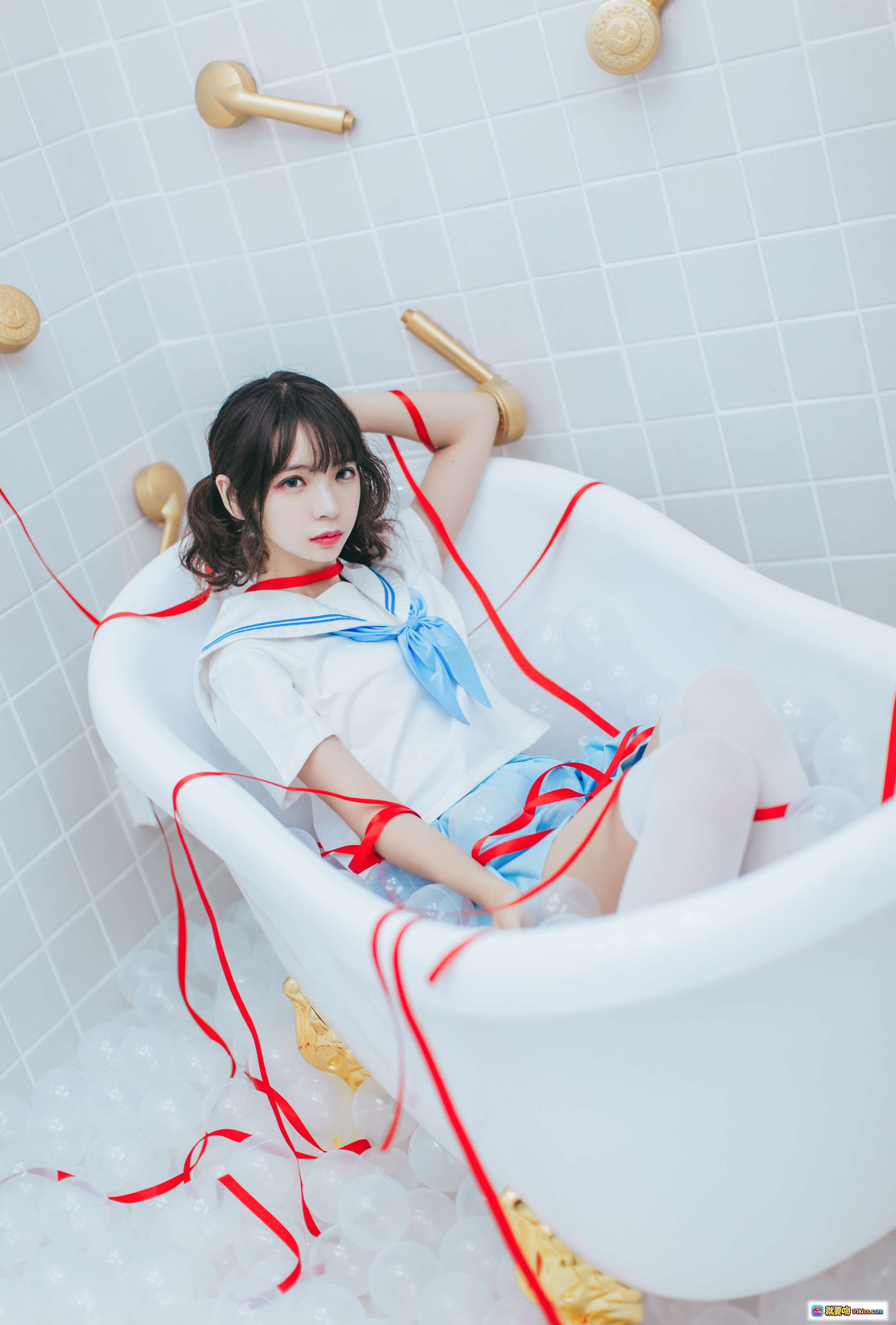 图片[1] - 疯猫ss NO.059 浴室JK写真 | 白色浴缸+红色丝带+蓝色领结+白色丝袜+泡泡浴+金色水龙头 | 21P高清图集 - 就要吻