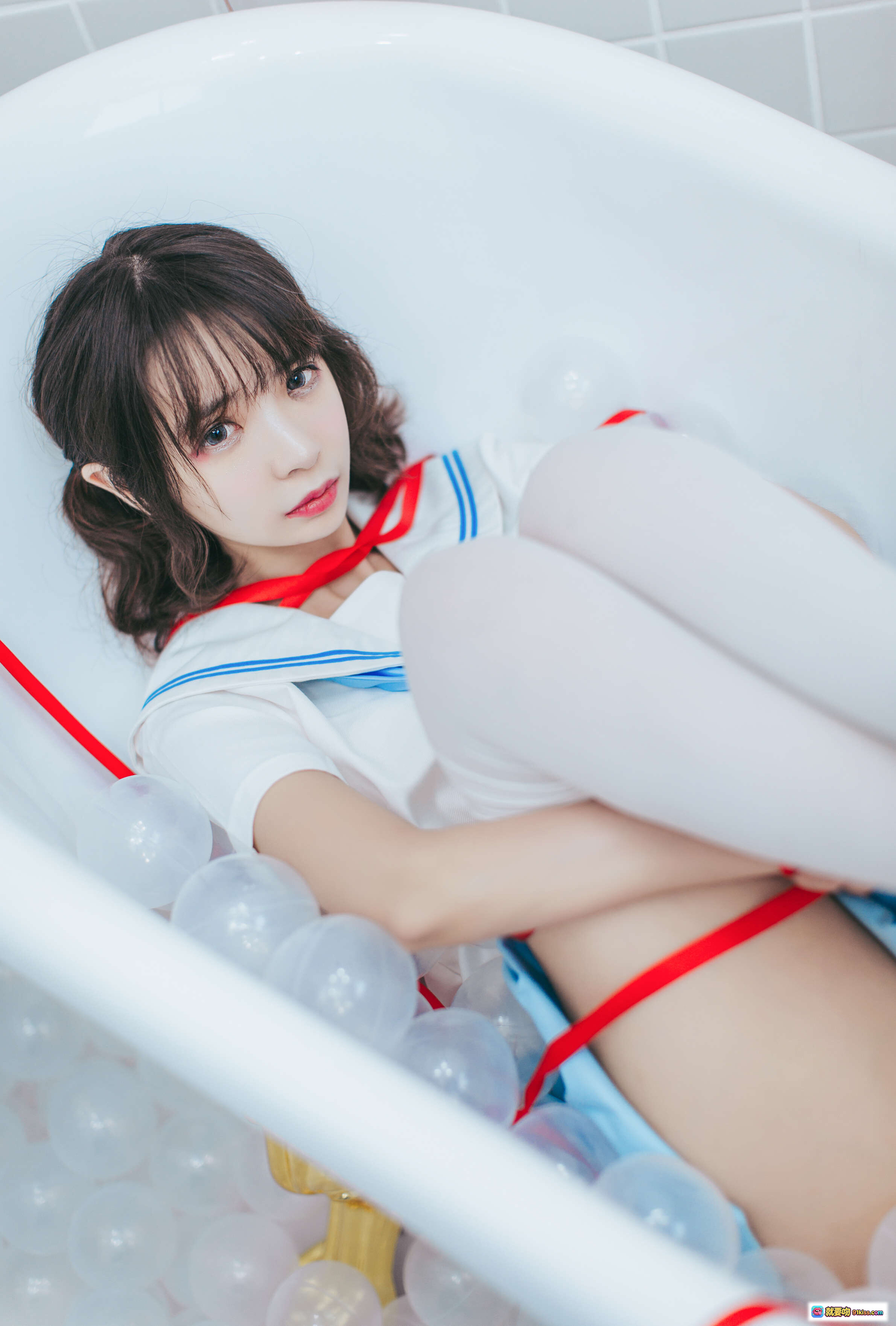 图片[8] - 疯猫ss NO.059 浴室JK写真 | 白色浴缸+红色丝带+蓝色领结+白色丝袜+泡泡浴+金色水龙头 | 21P高清图集 - 就要吻