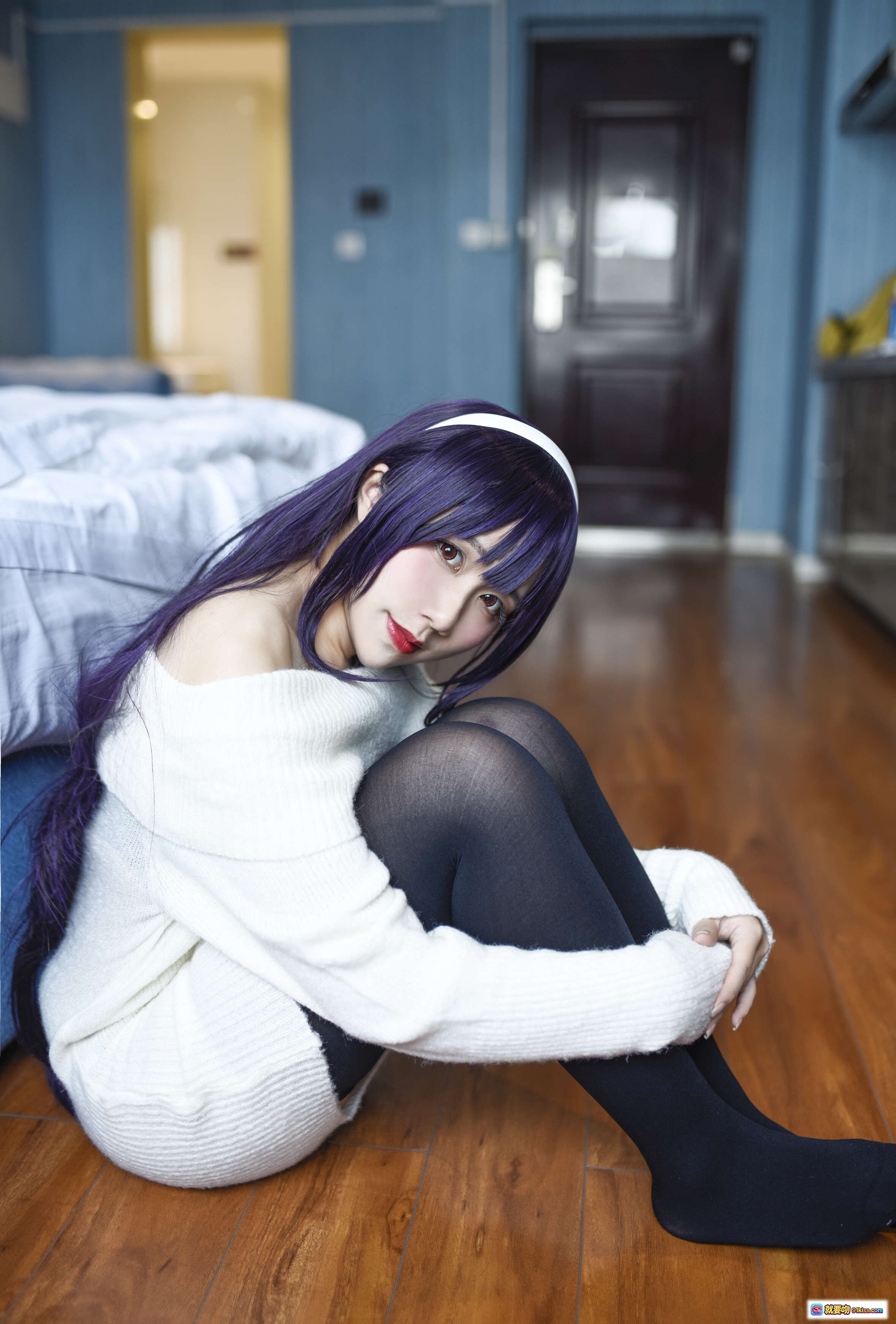 图片[1] - 九曲Jean NO.024 霞之丘诗羽居家常服写真 白毛衣黑丝紫发少女室内坐姿美图 45P高清摄影 - 就要吻