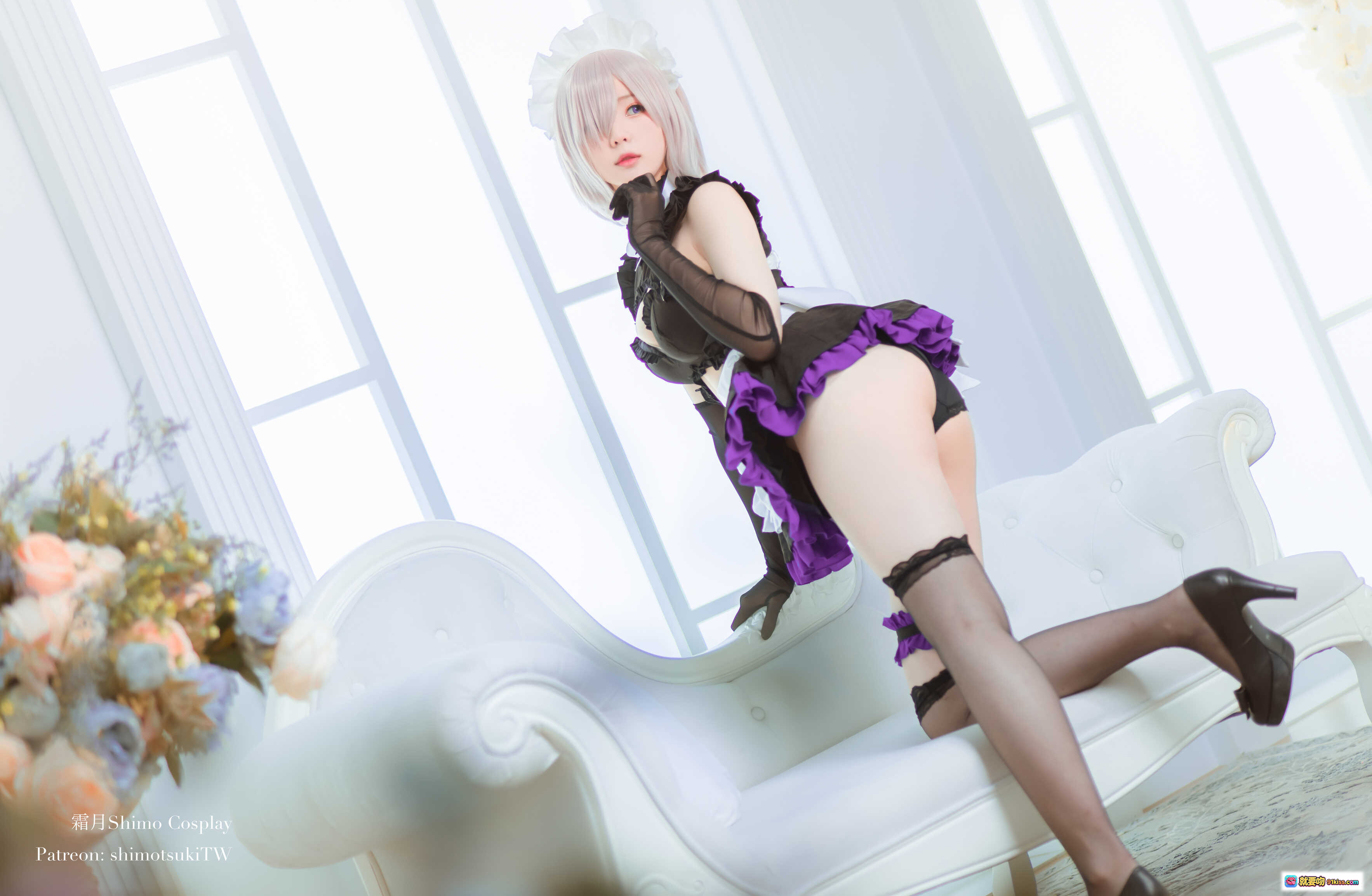 图片[2] - 霜月shimo NO.011 玛修女仆Cosplay写真｜黑紫蕾丝女仆装+长手套+白发造型+精致花饰背景 - 就要吻