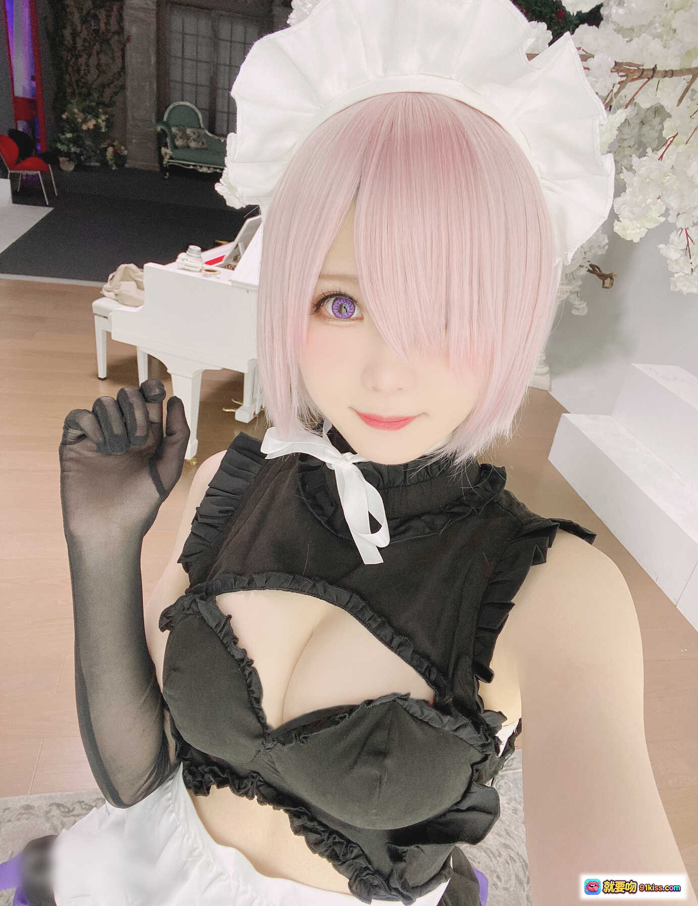 图片[6] - 霜月shimo NO.011 玛修女仆Cosplay写真｜黑紫蕾丝女仆装+长手套+白发造型+精致花饰背景 - 就要吻