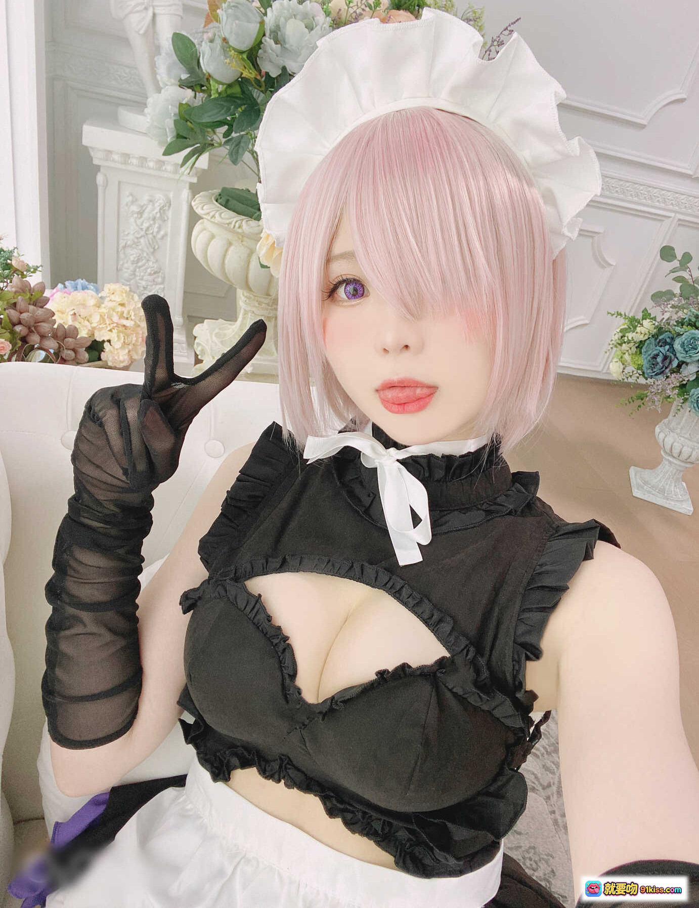 图片[4] - 霜月shimo NO.011 玛修女仆Cosplay写真｜黑紫蕾丝女仆装+长手套+白发造型+精致花饰背景 - 就要吻