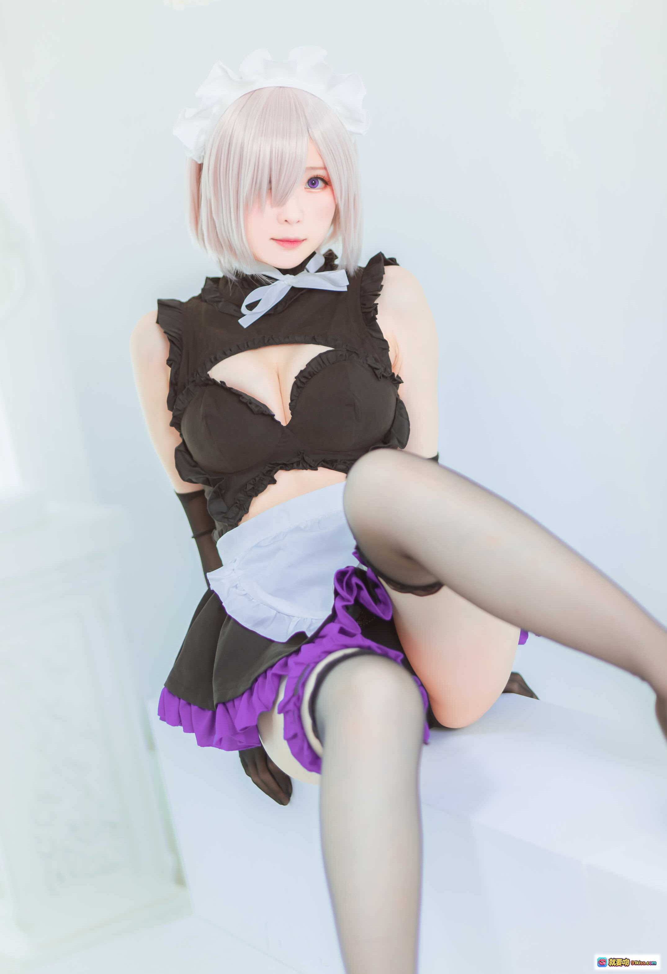 图片[5] - 霜月shimo NO.011 玛修女仆Cosplay写真｜黑紫蕾丝女仆装+长手套+白发造型+精致花饰背景 - 就要吻