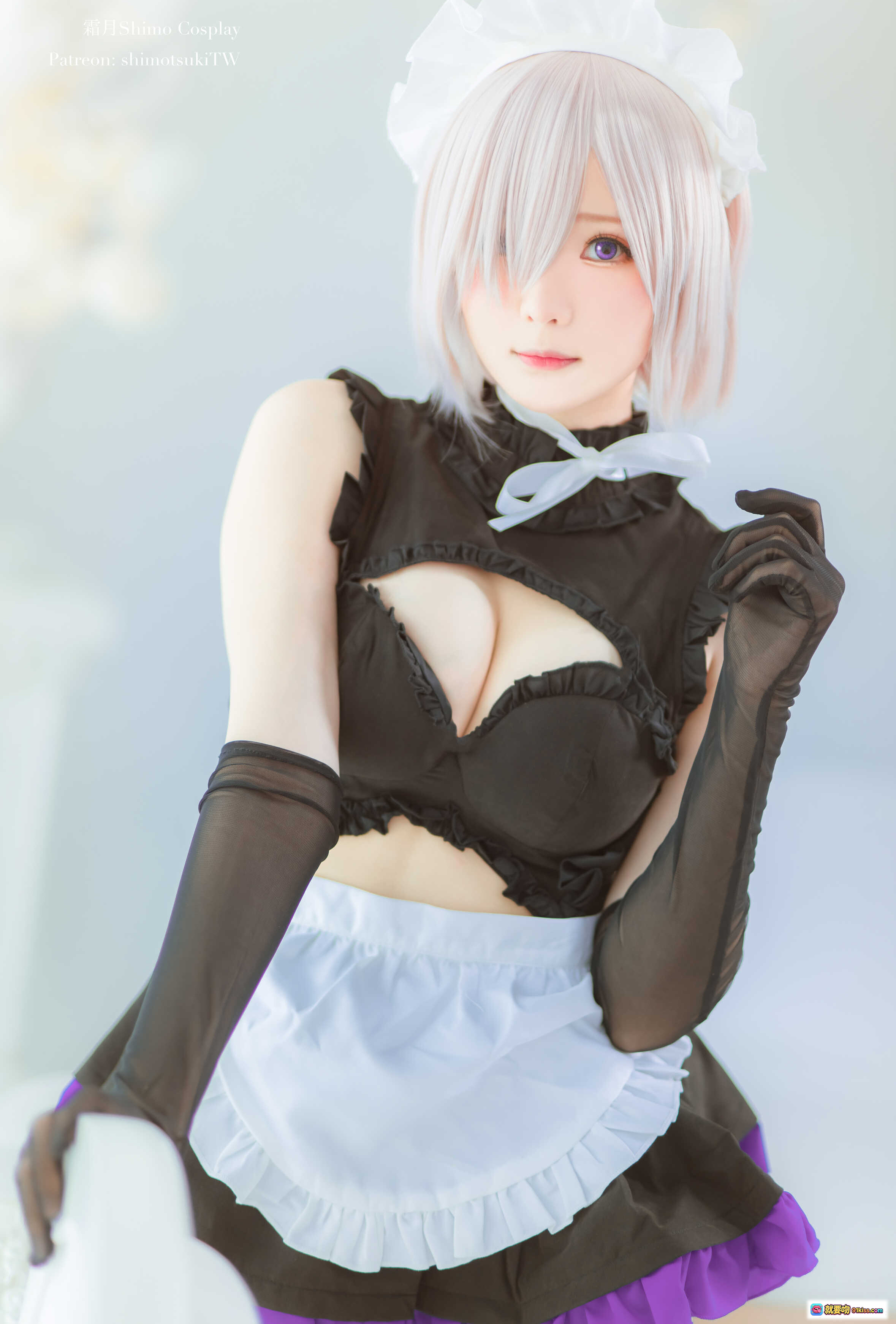 图片[10] - 霜月shimo NO.011 玛修女仆Cosplay写真｜黑紫蕾丝女仆装+长手套+白发造型+精致花饰背景 - 就要吻