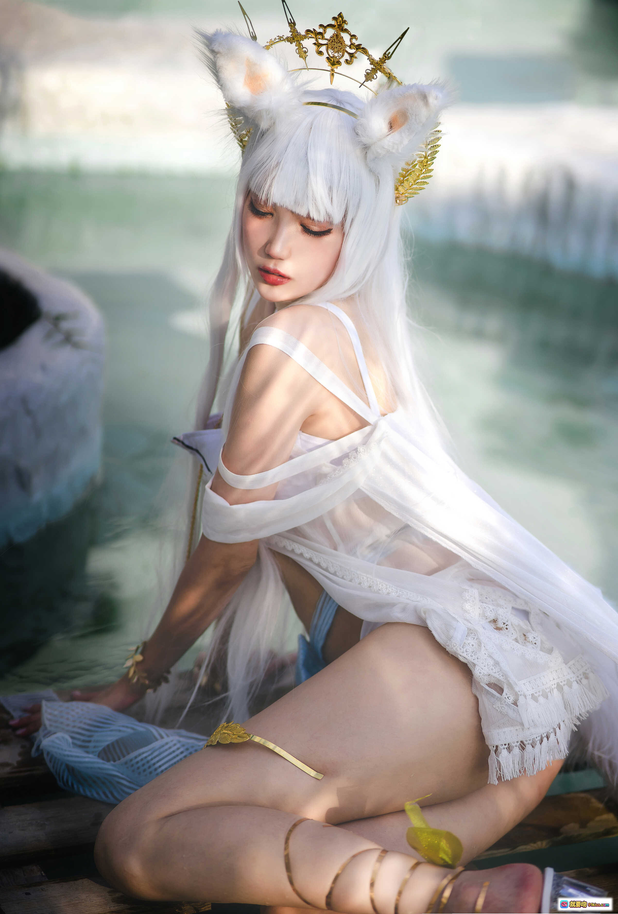 图片[5] - 周叽可爱兔兔NO.013白金泳装COS写真｜白色长发猫耳少女水边坐姿唯美摄影 - 就要吻