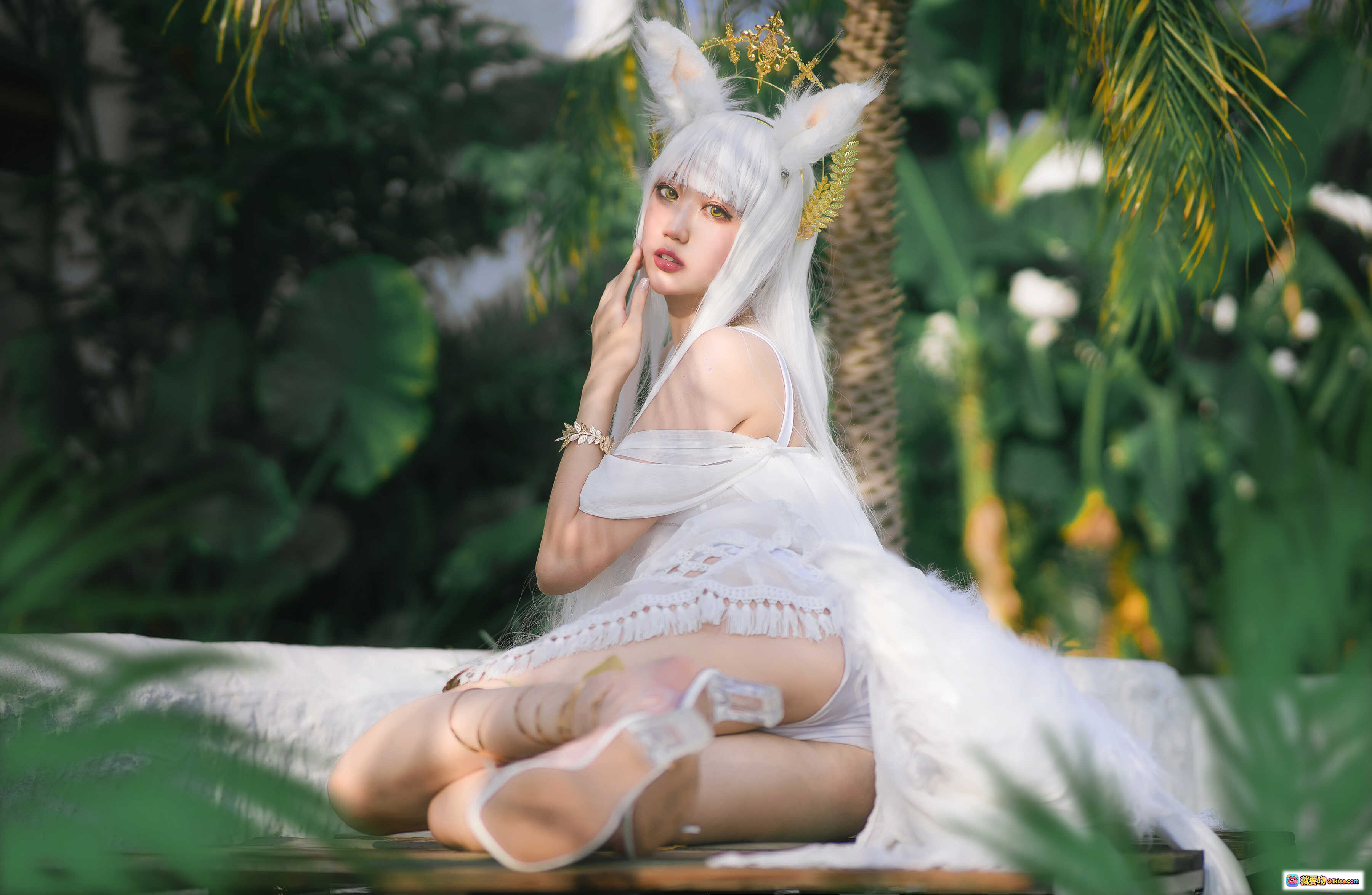 图片[4] - 周叽可爱兔兔NO.013白金泳装COS写真｜白色长发猫耳少女水边坐姿唯美摄影 - 就要吻