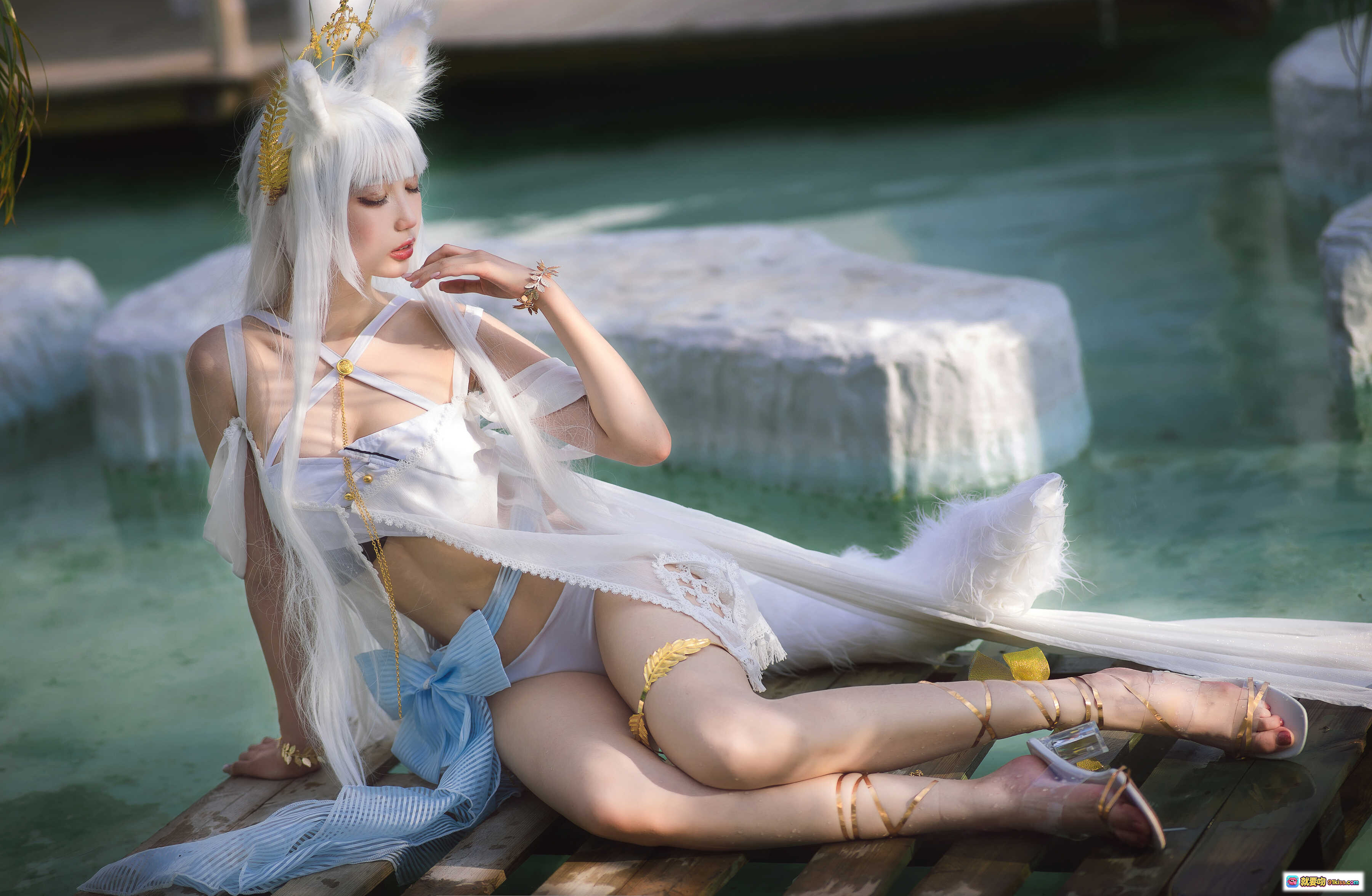 图片[3] - 周叽可爱兔兔NO.013白金泳装COS写真｜白色长发猫耳少女水边坐姿唯美摄影 - 就要吻