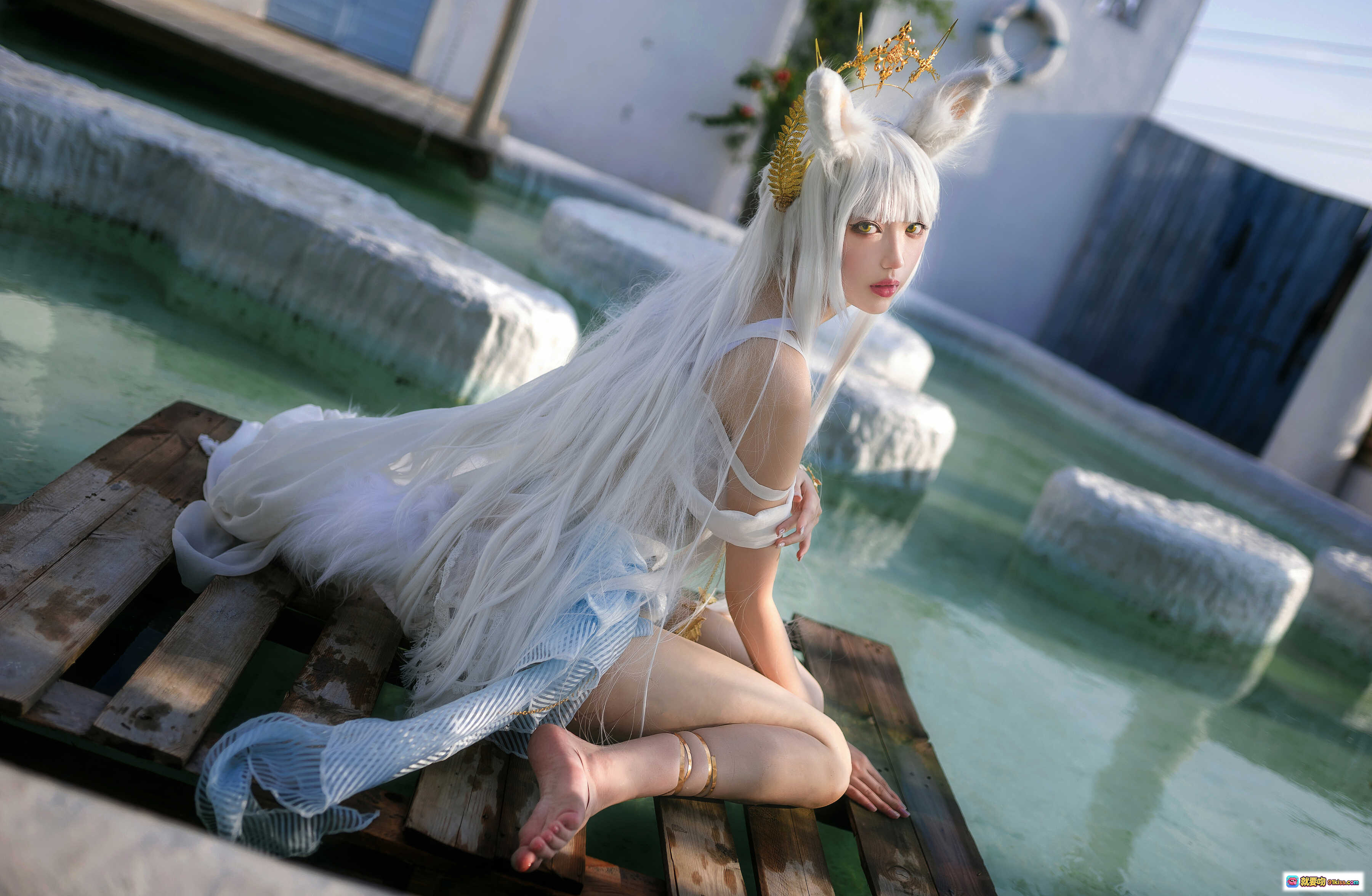 图片[9] - 周叽可爱兔兔NO.013白金泳装COS写真｜白色长发猫耳少女水边坐姿唯美摄影 - 就要吻