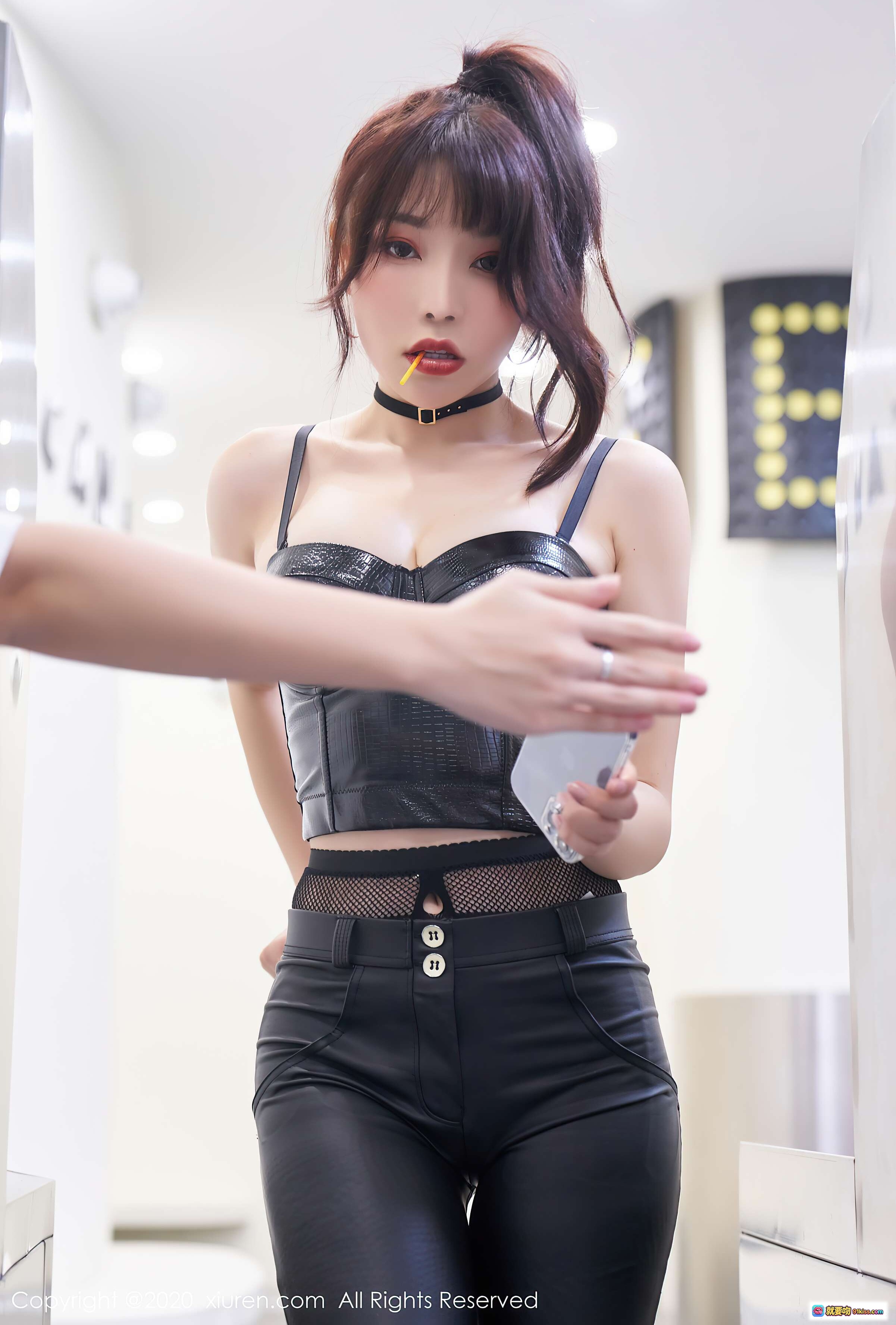 图片[4] - 芝芝Booty黑皮紧身裤美臀写真｜秀人网2020性感背影束腰造型 - 就要吻