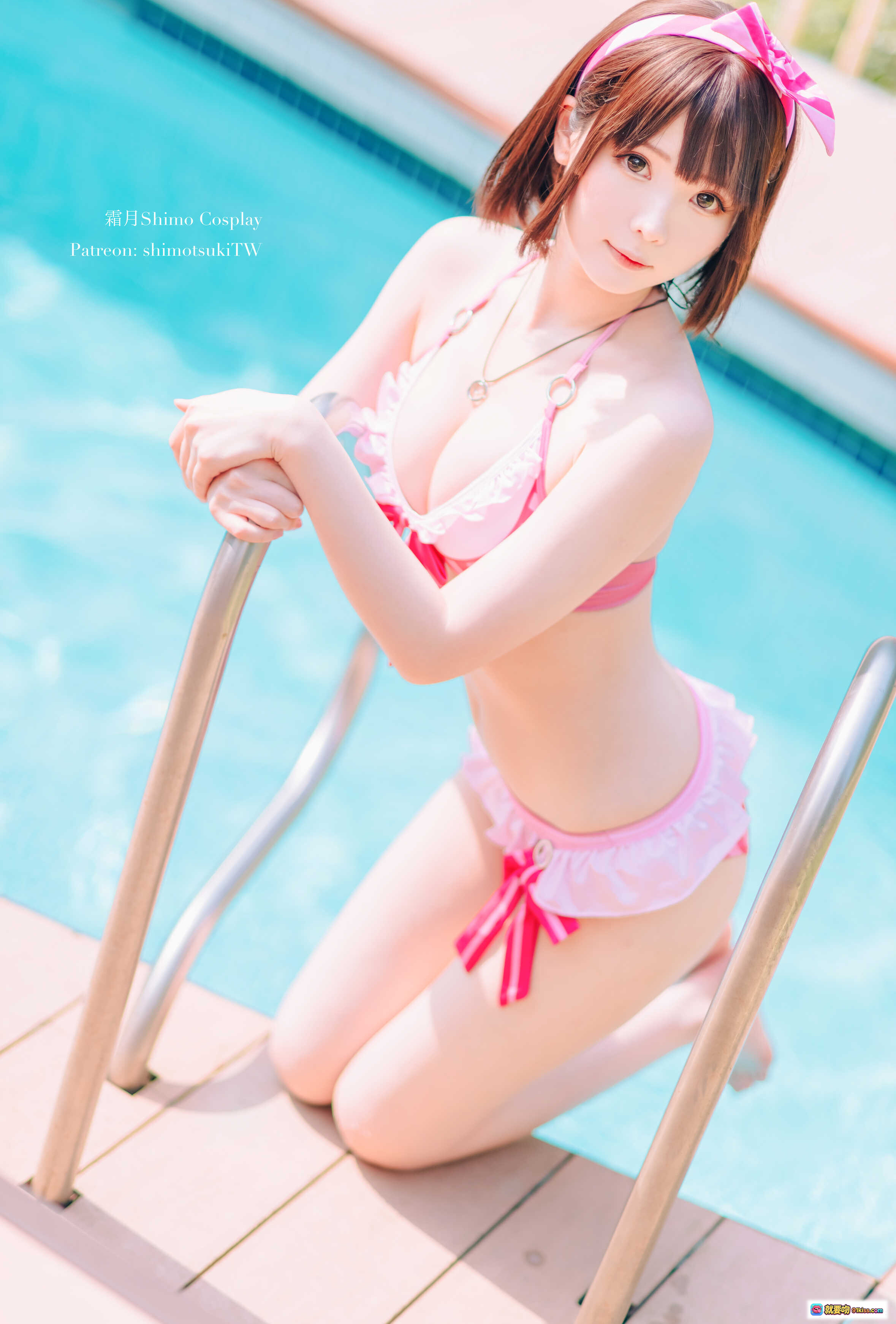 图片[4] - 霜月Shimo Cosplay加藤惠泳衣写真｜粉色比基尼+薄纱外套｜泳池边美少女摆拍｜19P高清图集 - 就要吻