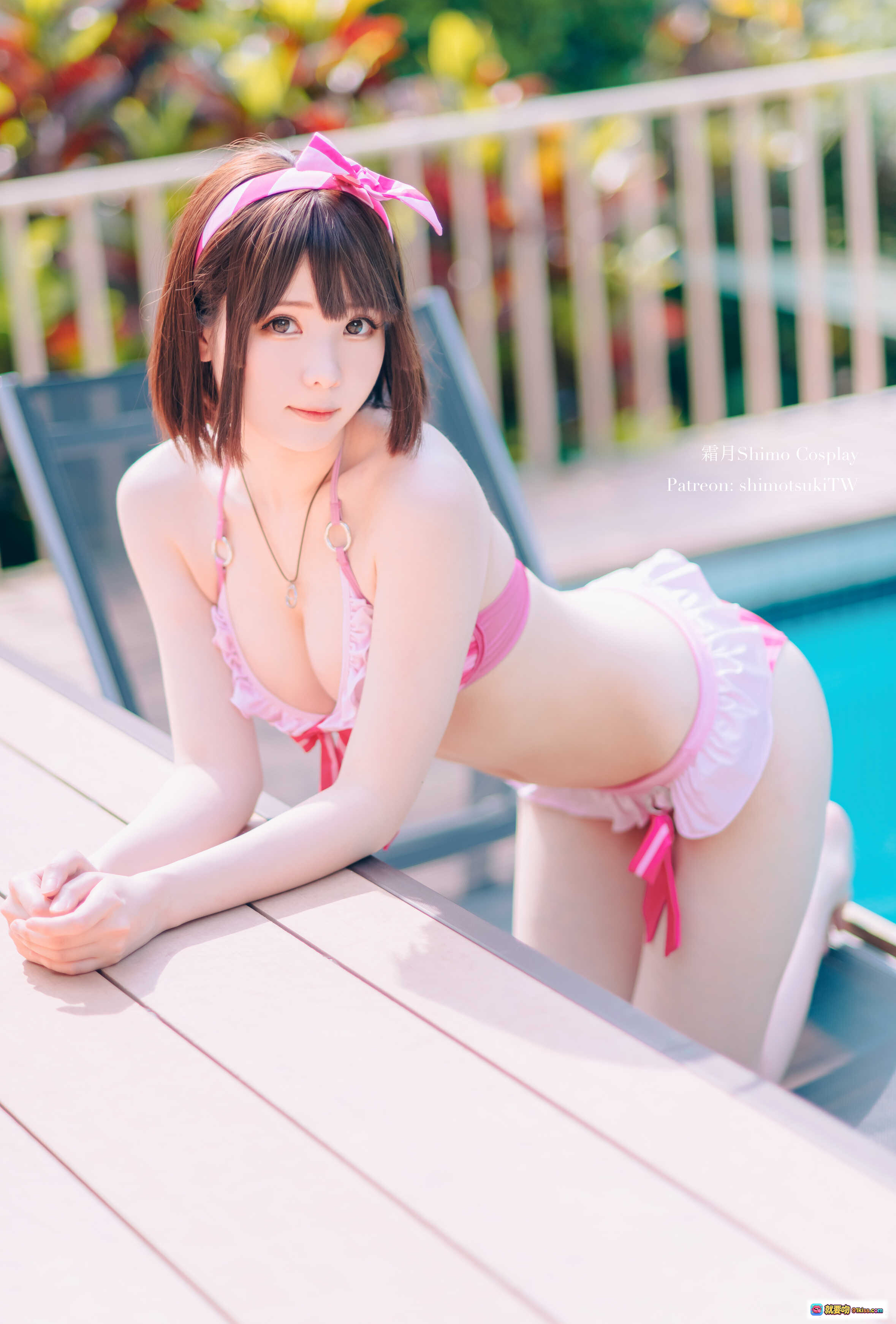 图片[6] - 霜月Shimo Cosplay加藤惠泳衣写真｜粉色比基尼+薄纱外套｜泳池边美少女摆拍｜19P高清图集 - 就要吻
