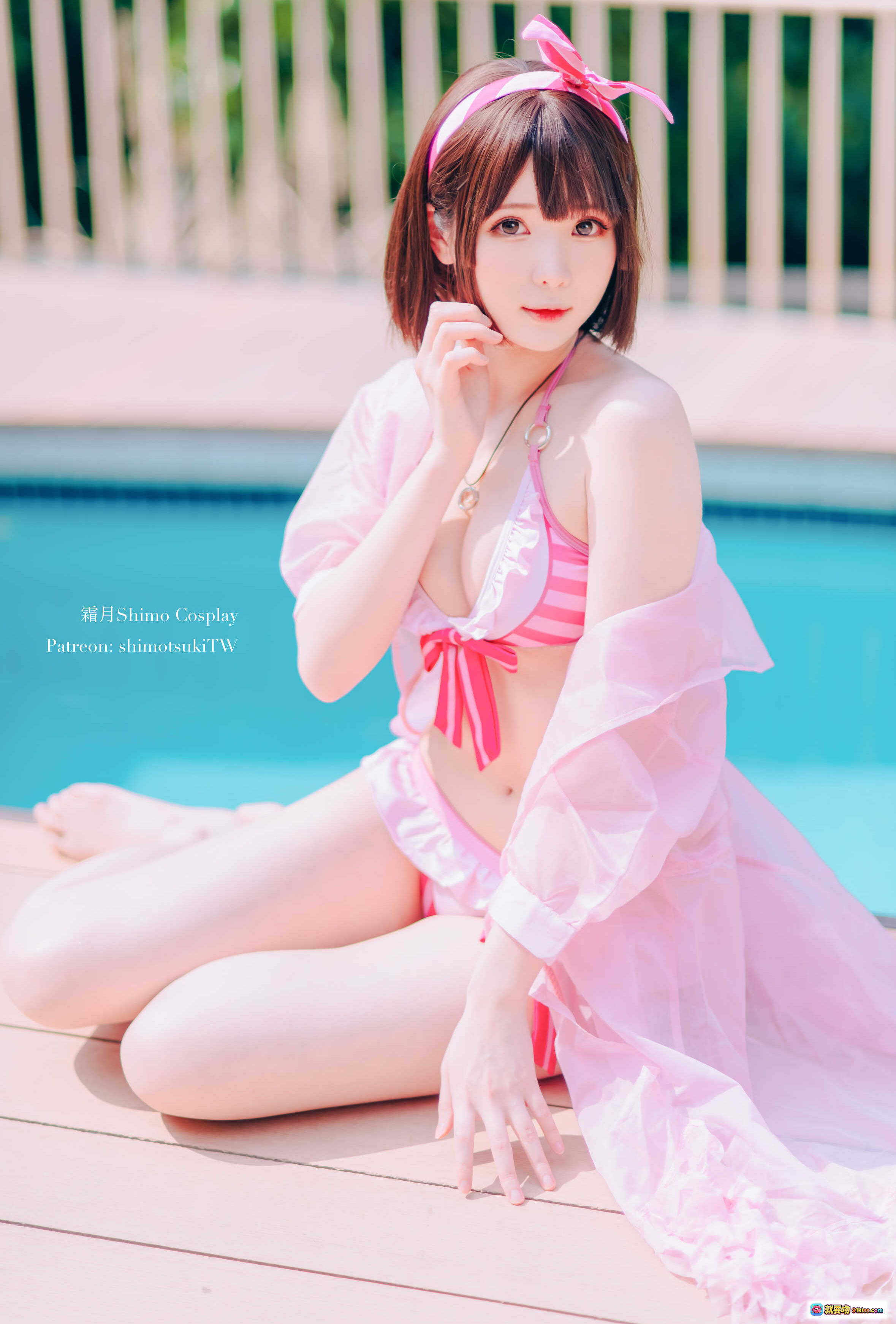图片[7] - 霜月Shimo Cosplay加藤惠泳衣写真｜粉色比基尼+薄纱外套｜泳池边美少女摆拍｜19P高清图集 - 就要吻