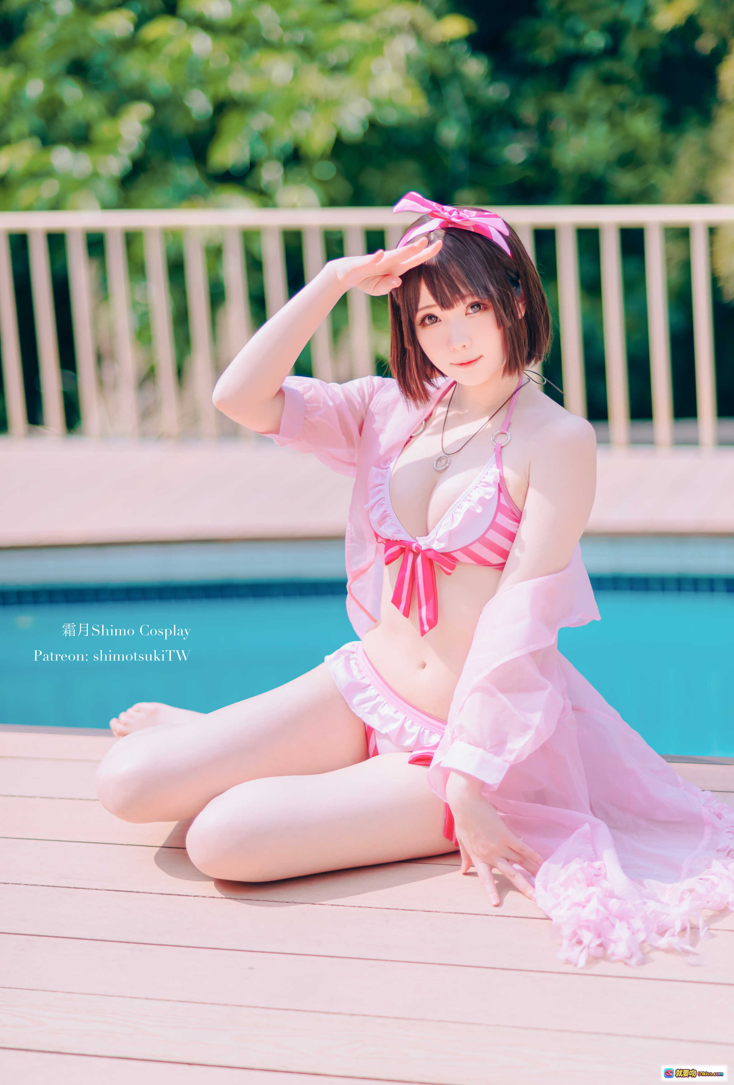 图片[1] - 霜月Shimo Cosplay加藤惠泳衣写真｜粉色比基尼+薄纱外套｜泳池边美少女摆拍｜19P高清图集 - 就要吻