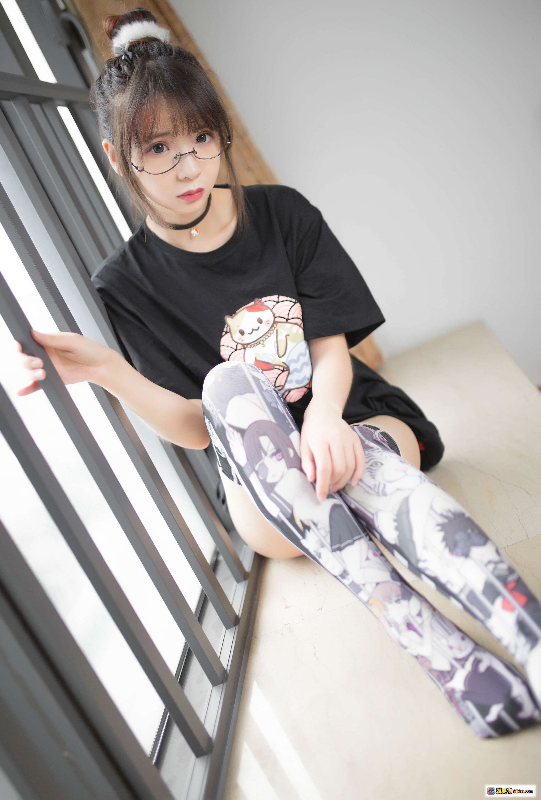 疯猫ss NO.073 黑猫2 22P 80MB 眼镜少女黑T印花动漫丝袜写真美图 - 就要吻