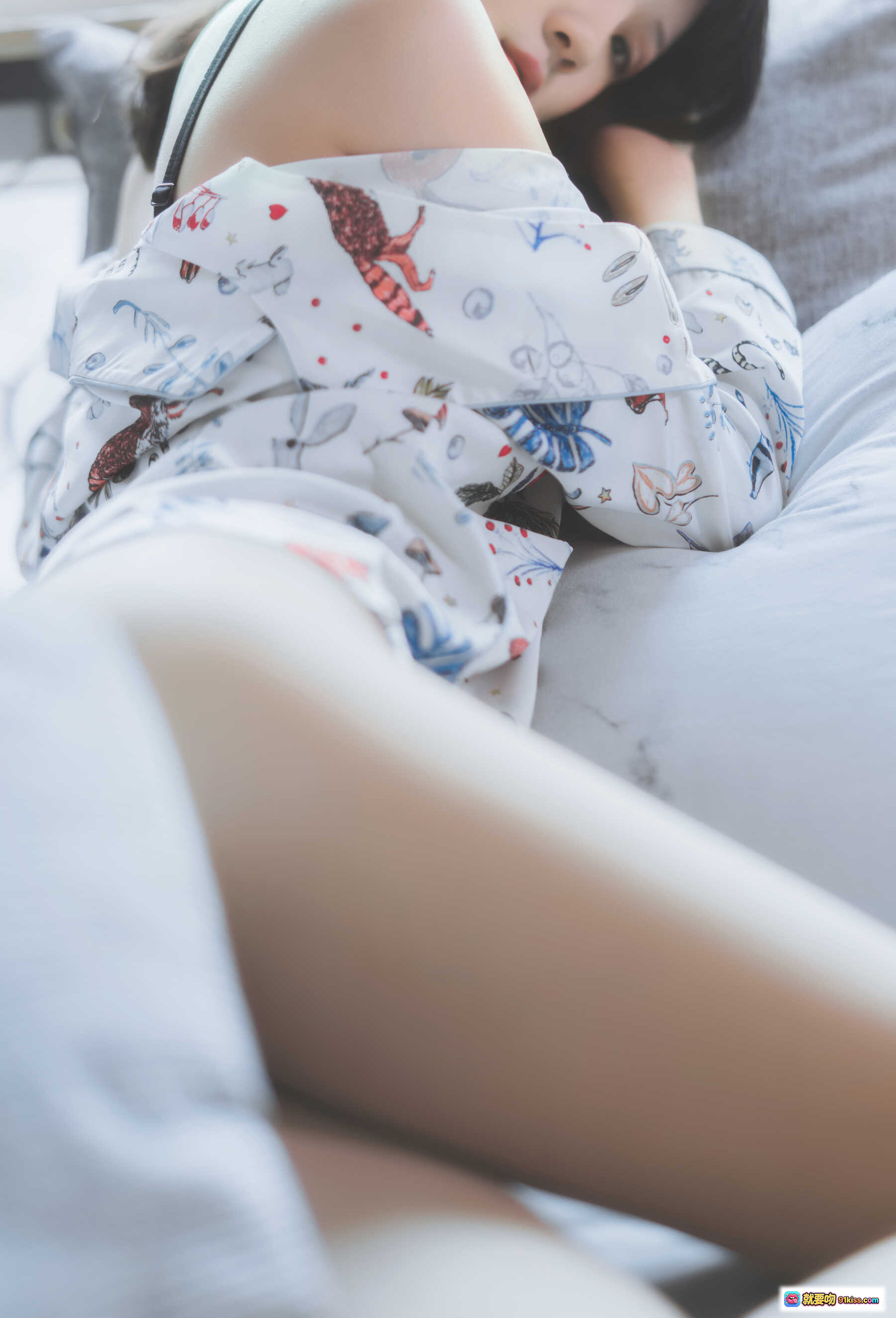 桜桃喵069倦写真集32P487MB 白色印花睡衣慵懒卧床美腿特写 清新少女风私房摄影 - 就要吻