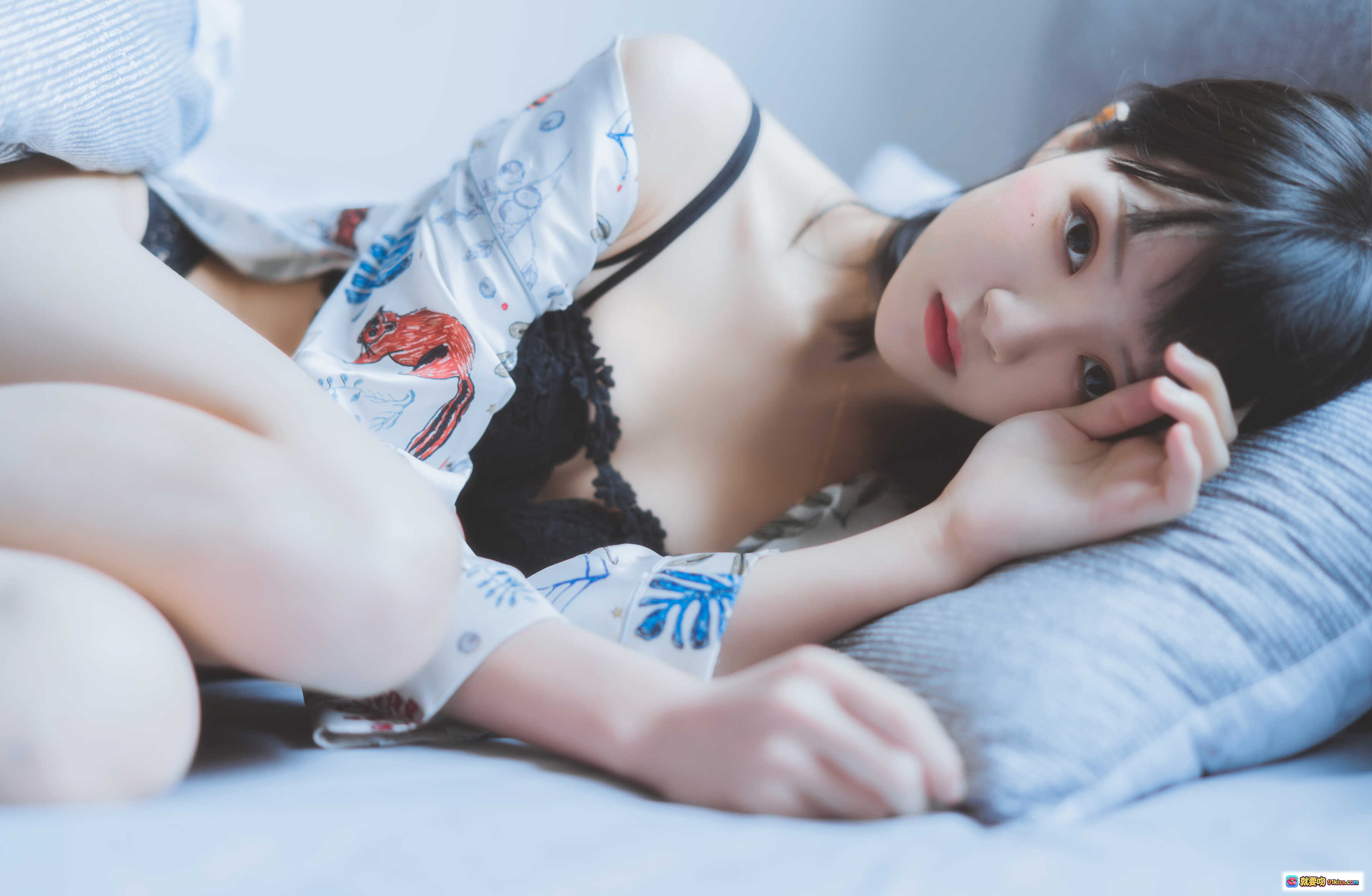 图片[2] - 桜桃喵069倦写真集32P487MB 白色印花睡衣慵懒卧床美腿特写 清新少女风私房摄影 - 就要吻